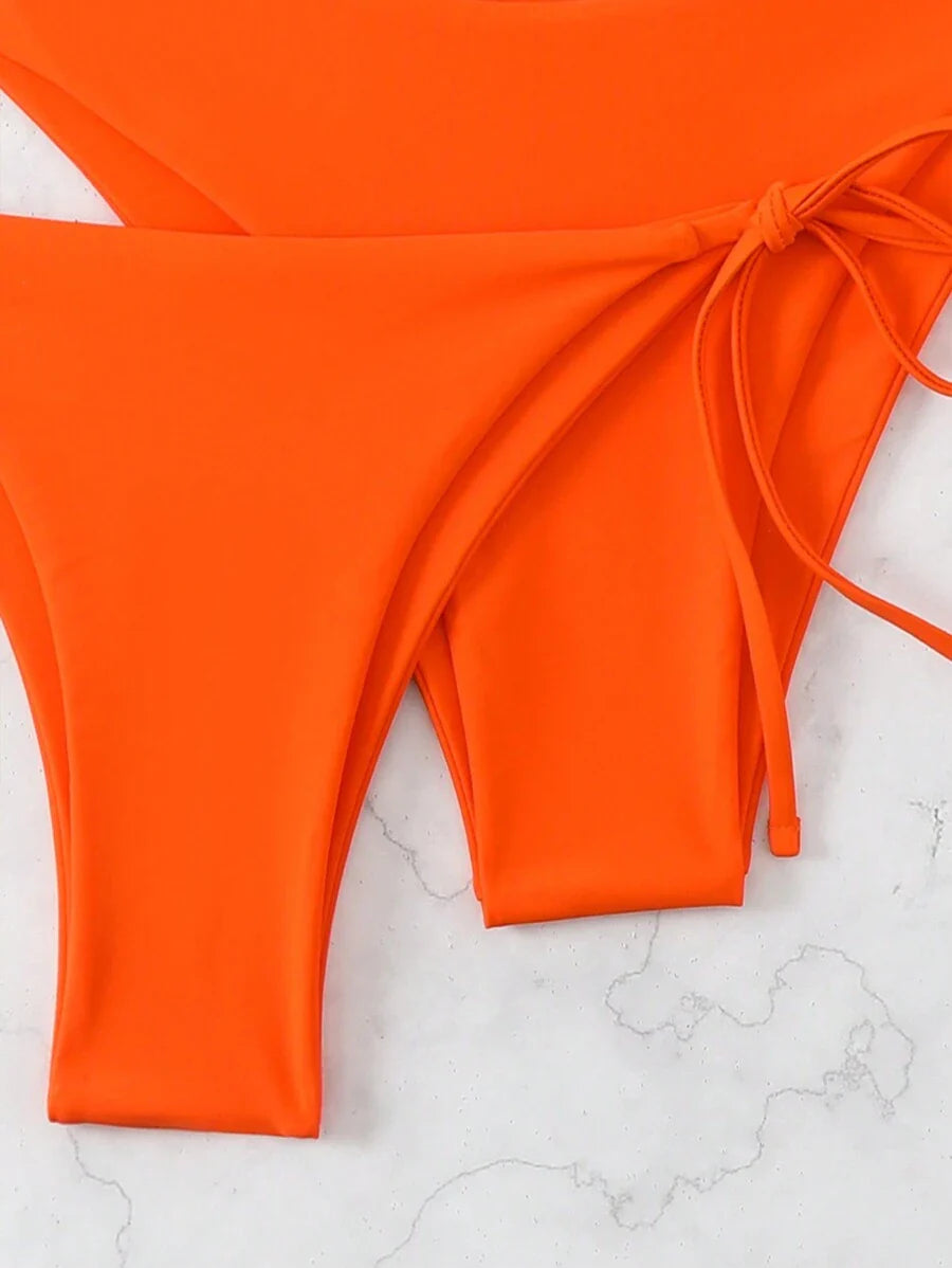 3 Parça Halter Üst + Üçgen Alt + Bağcıklı Şort Bikini Takımı