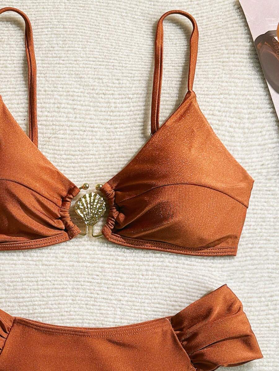 Metal Aksesuarlı Yüksek Kesim Askılı Bikini Takımı