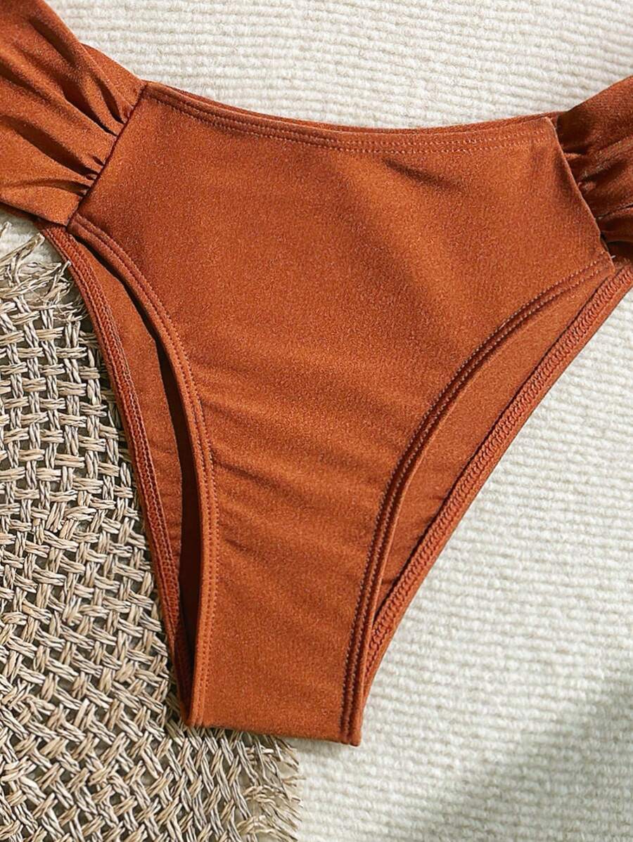 Metal Aksesuarlı Yüksek Kesim Askılı Bikini Takımı