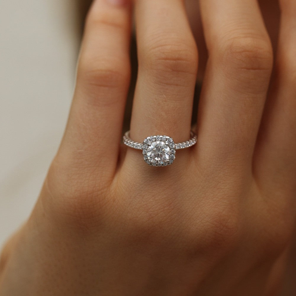 925 Ayar Moissanite Halo Işıltılı Taşlı Yüzük – Zarif ve Göz Alıcı