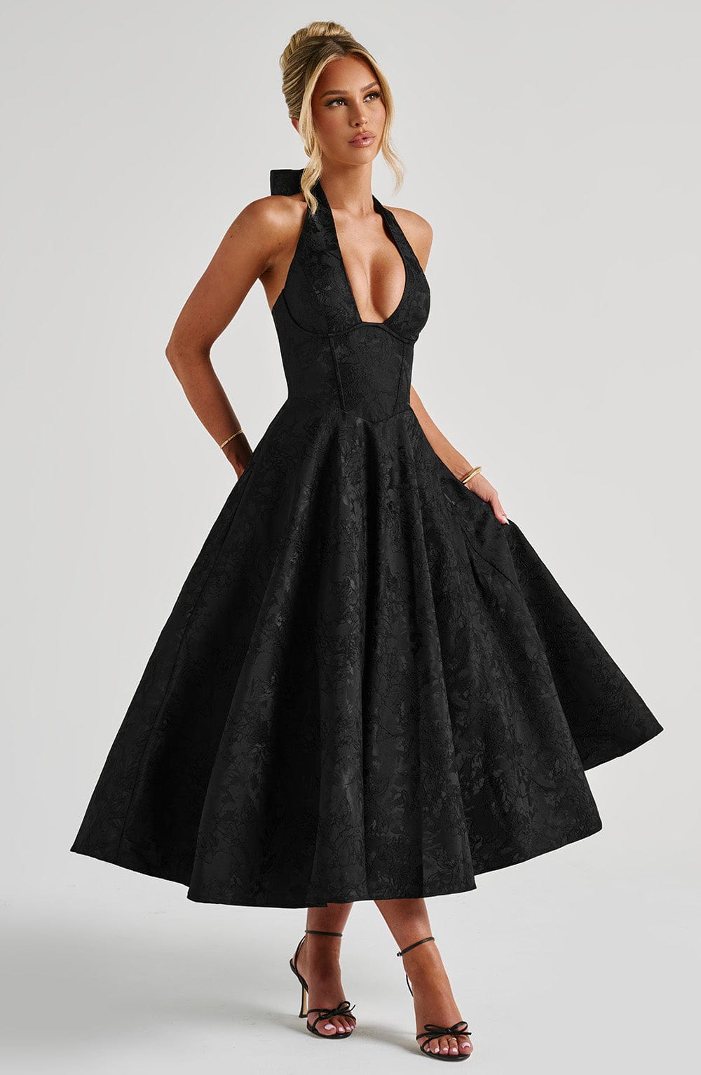 Siyah Dantelli Halter Yaka Midi Elbise