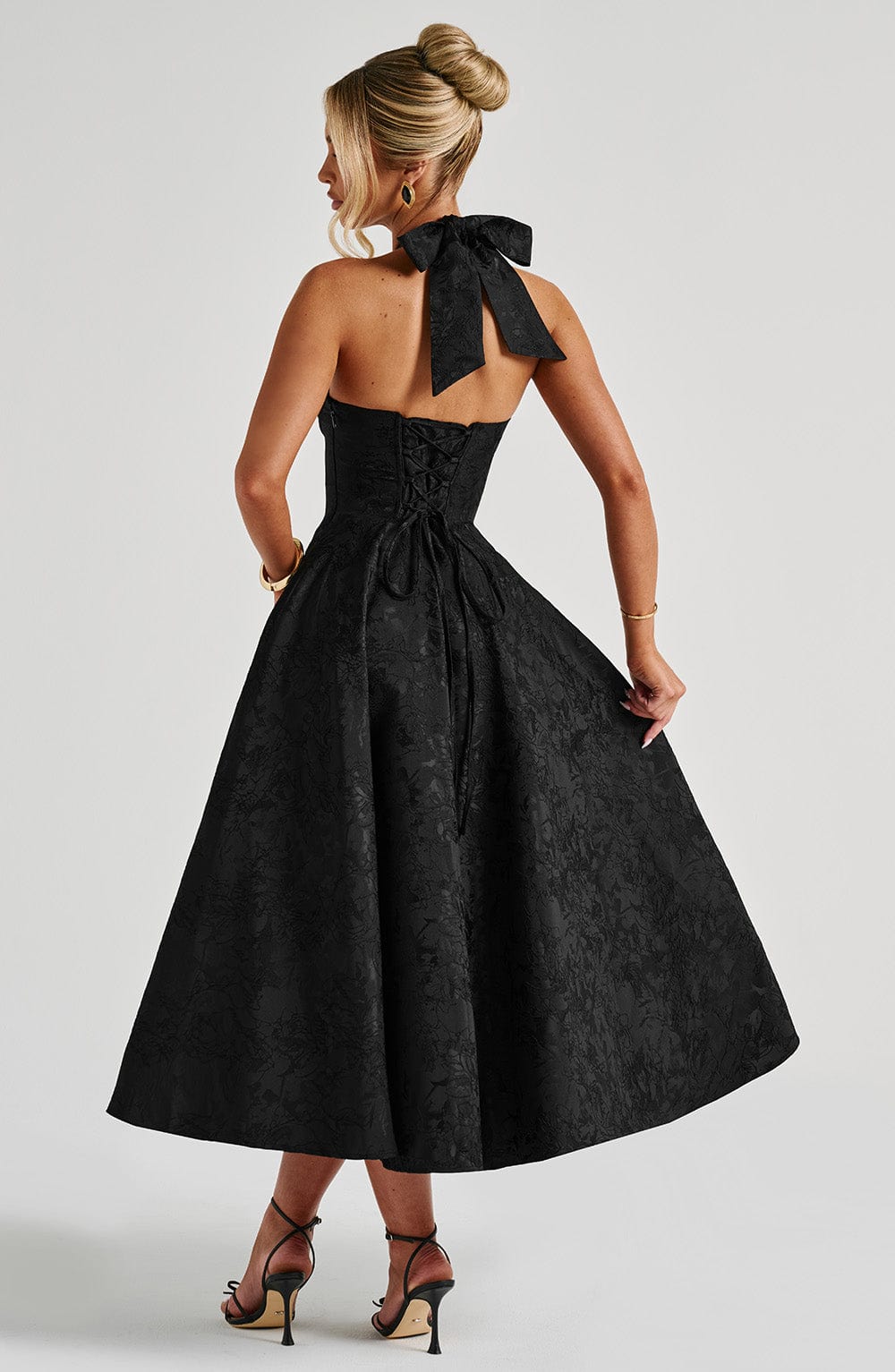 Siyah Dantelli Halter Yaka Midi Elbise