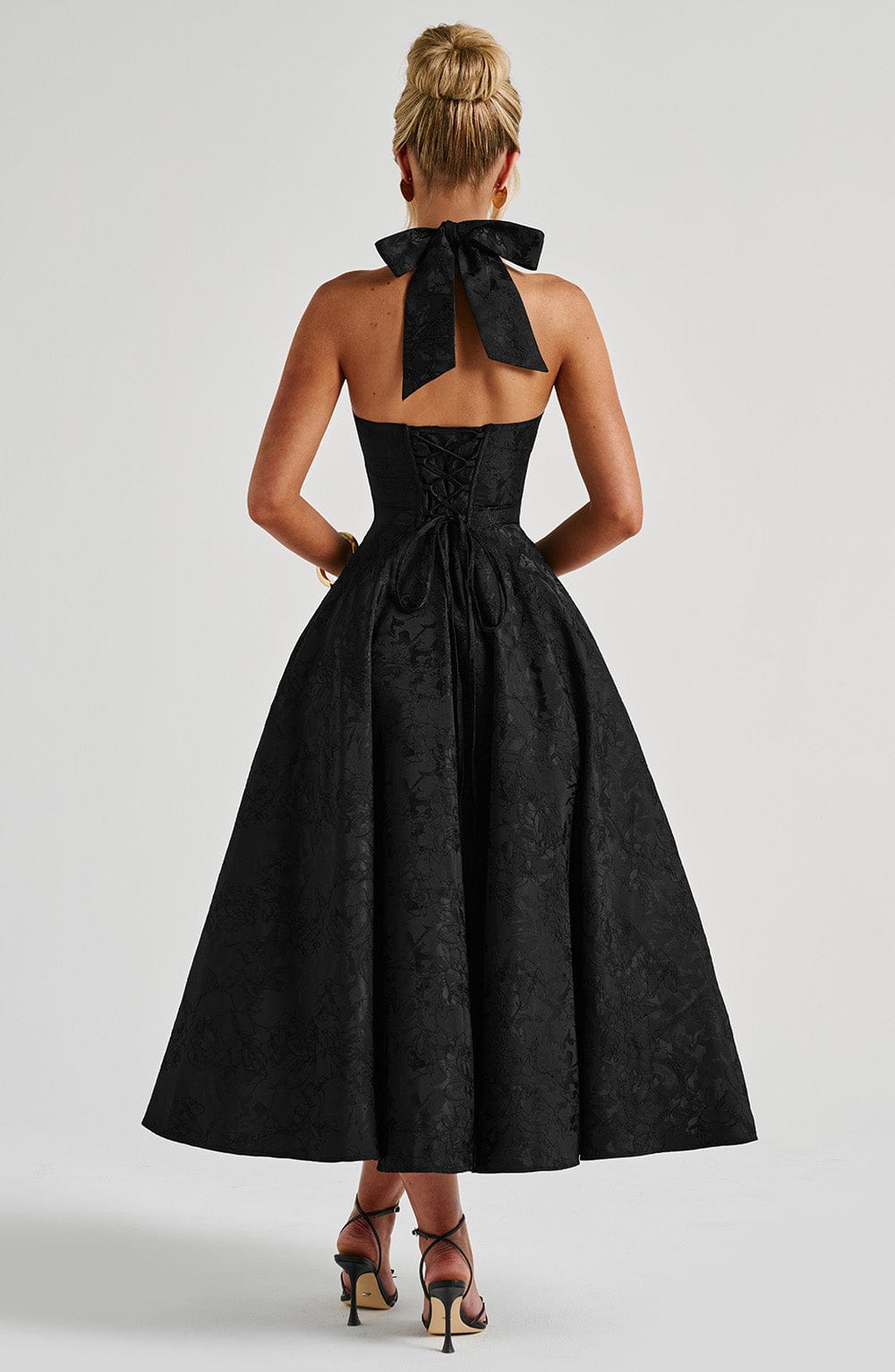 Siyah Dantelli Halter Yaka Midi Elbise