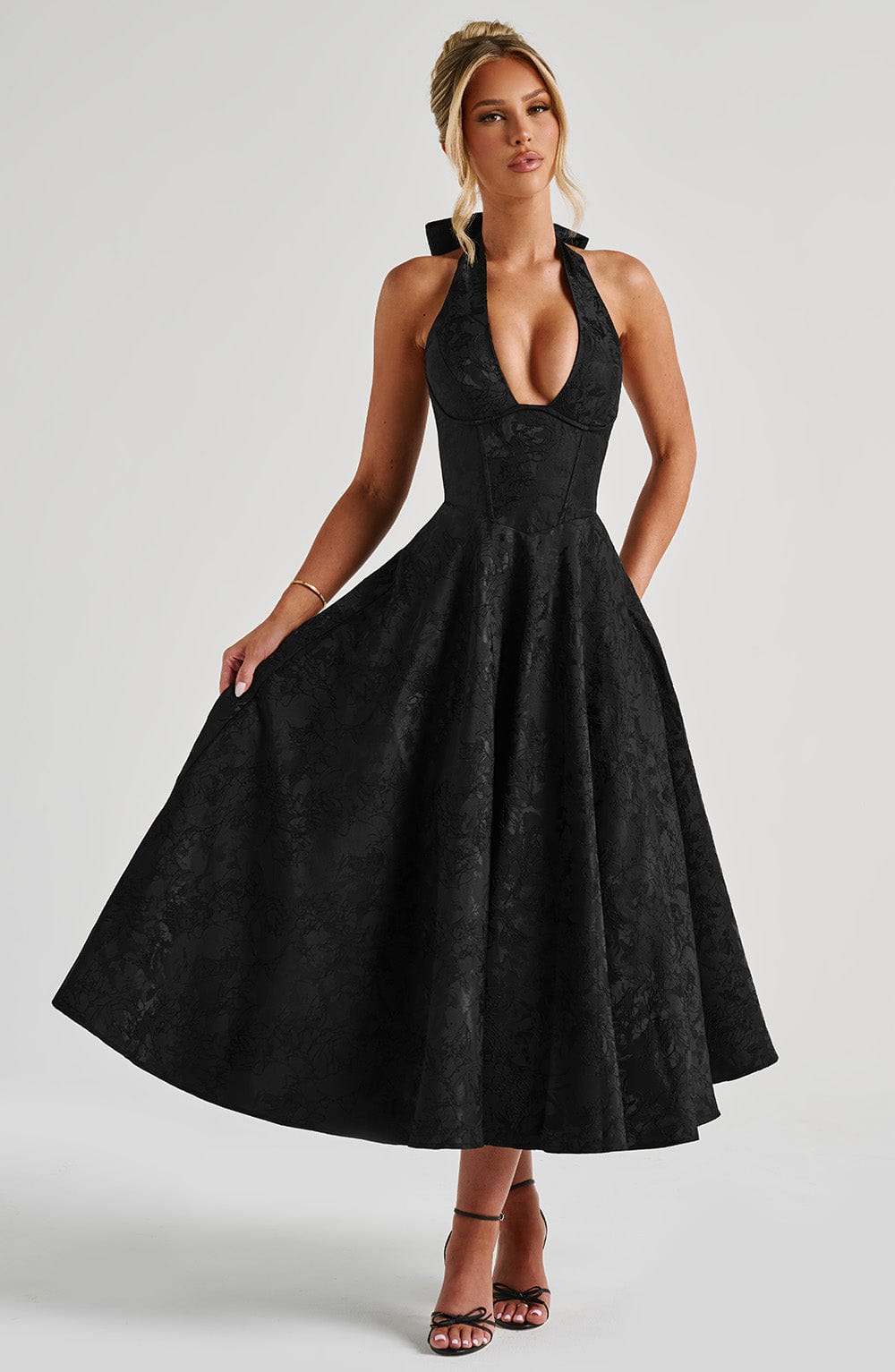 Siyah Dantelli Halter Yaka Midi Elbise