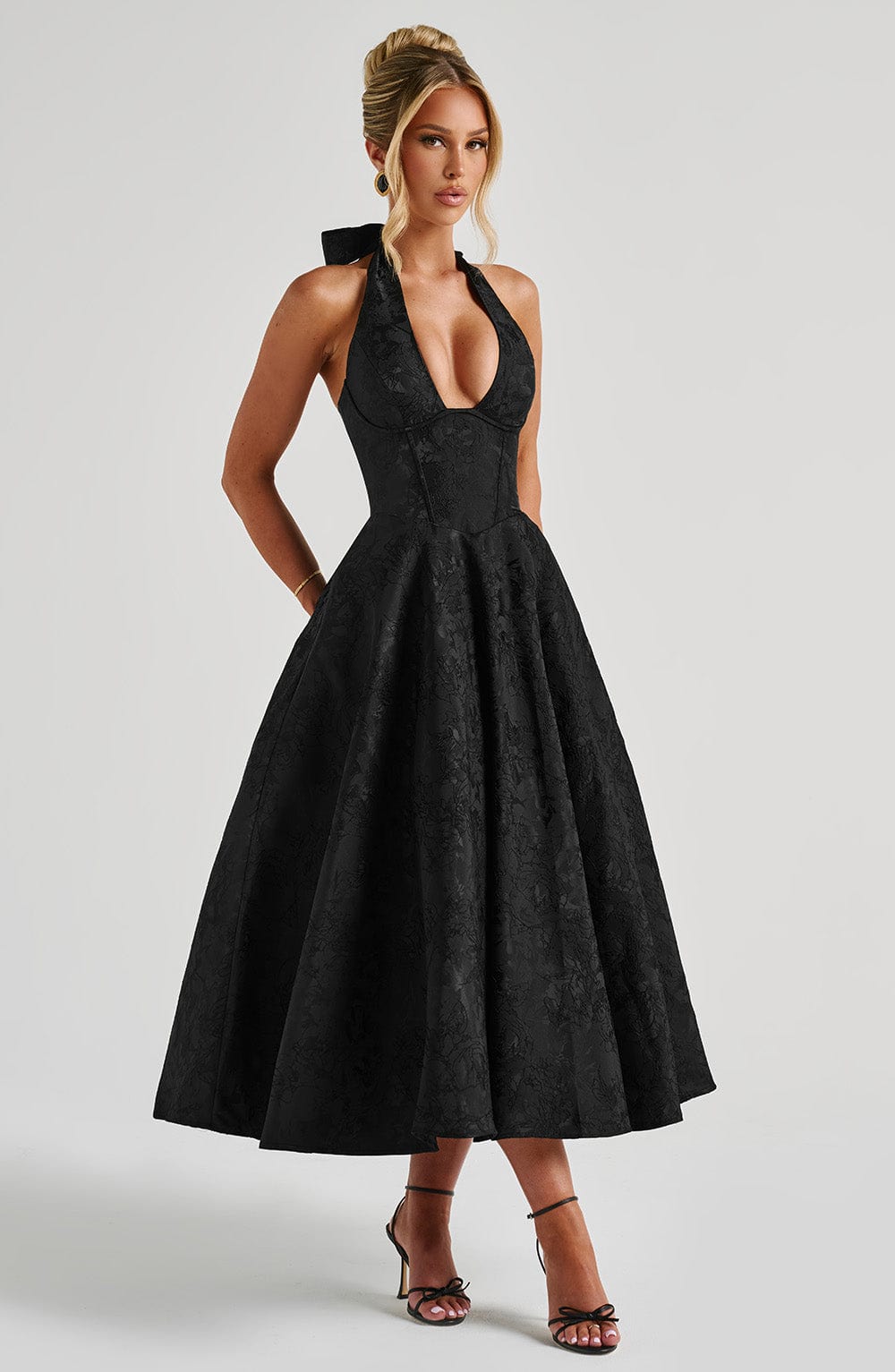 Siyah Dantelli Halter Yaka Midi Elbise