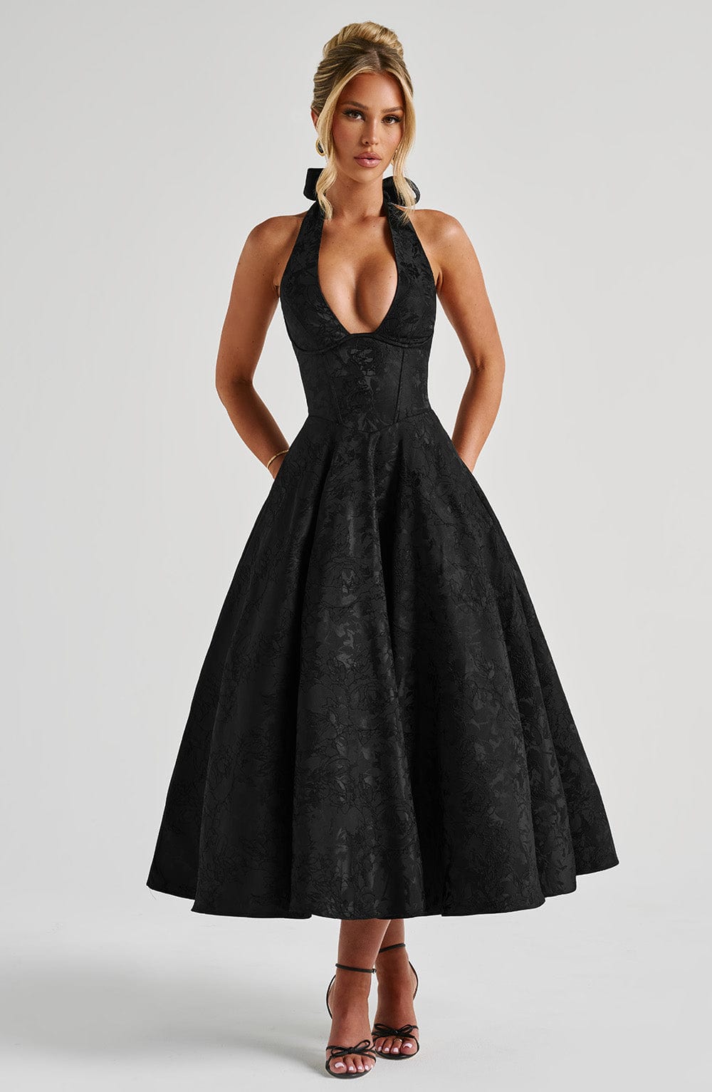 Siyah Dantelli Halter Yaka Midi Elbise