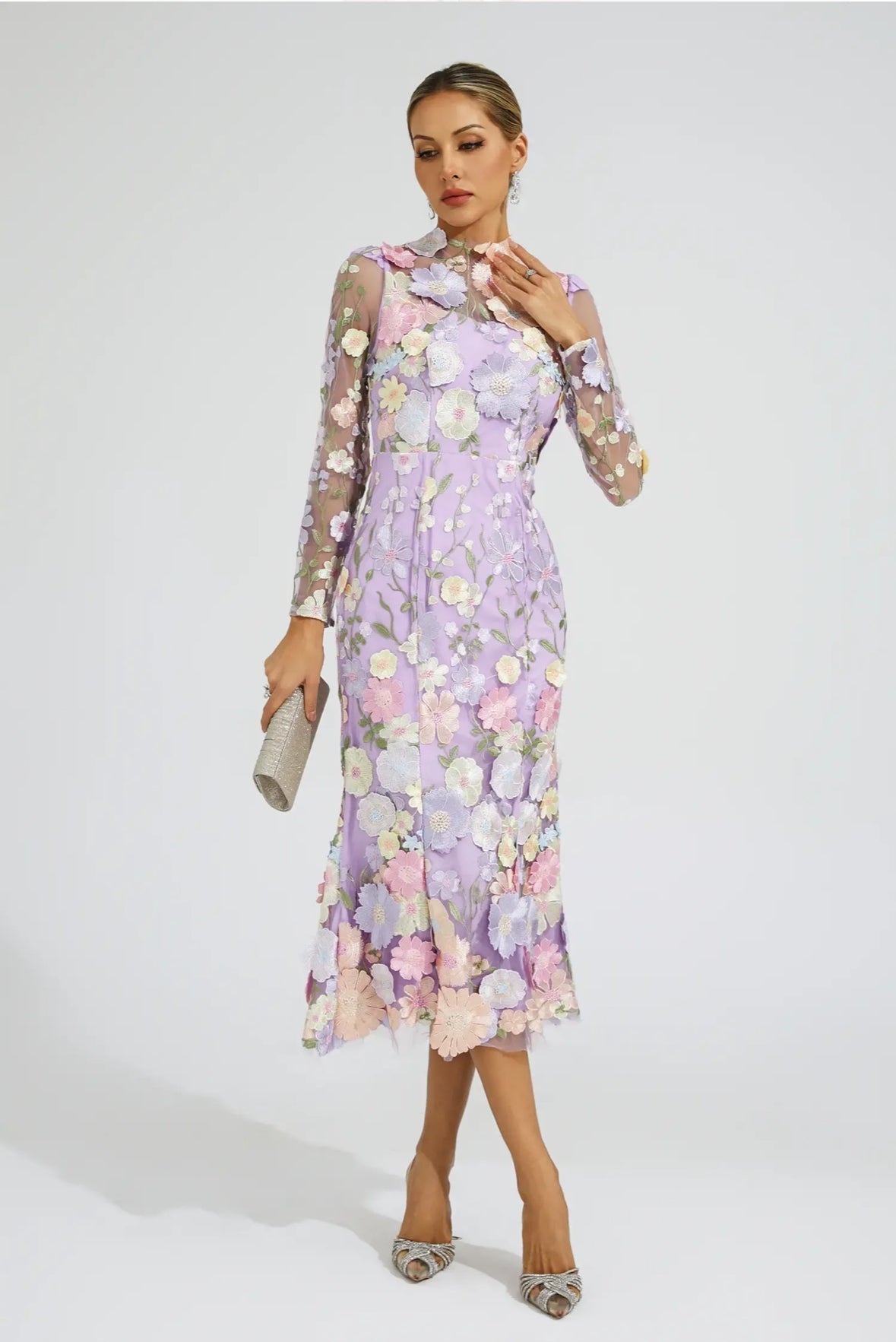 Lila Midikleid mit Blumenstickerei