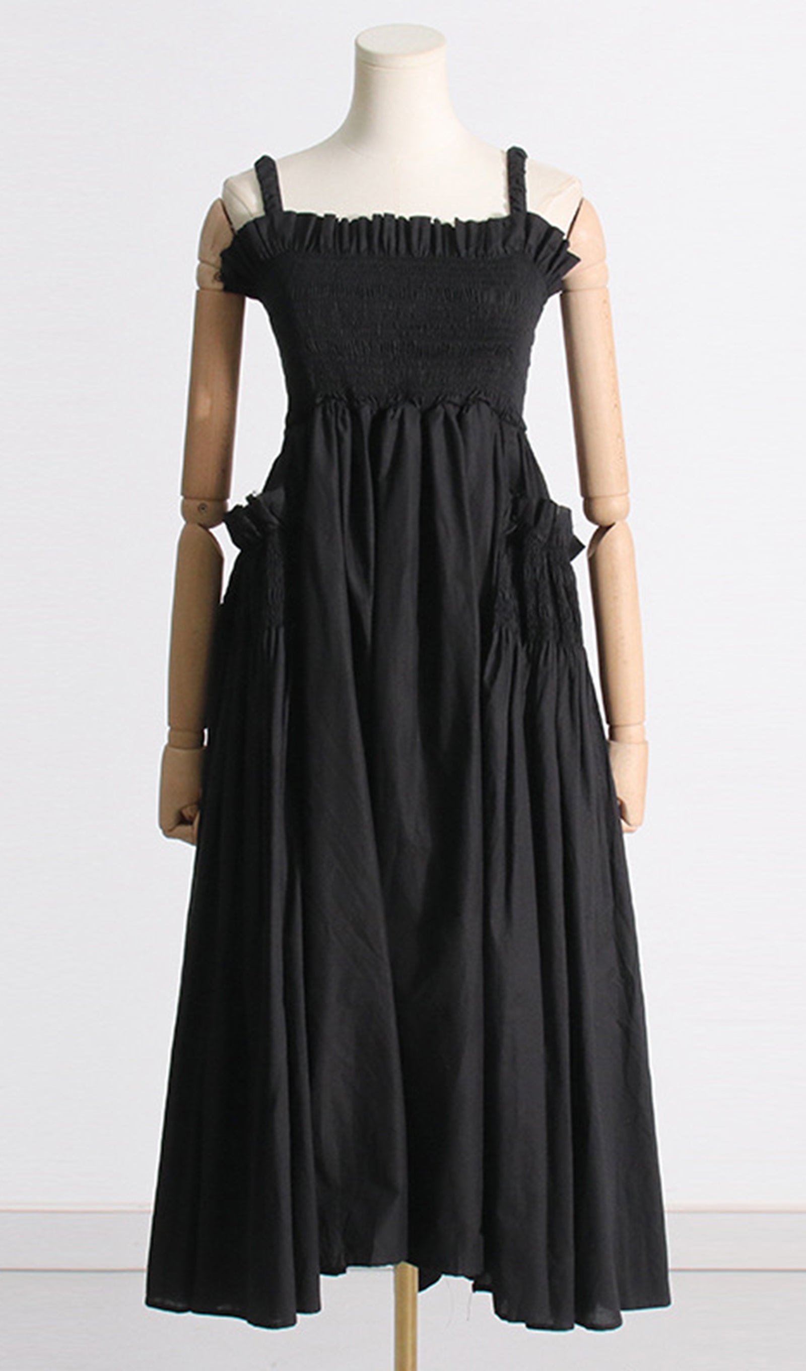 Plissiertes, tailliertes Maxikleid mit ausgestelltem Rock