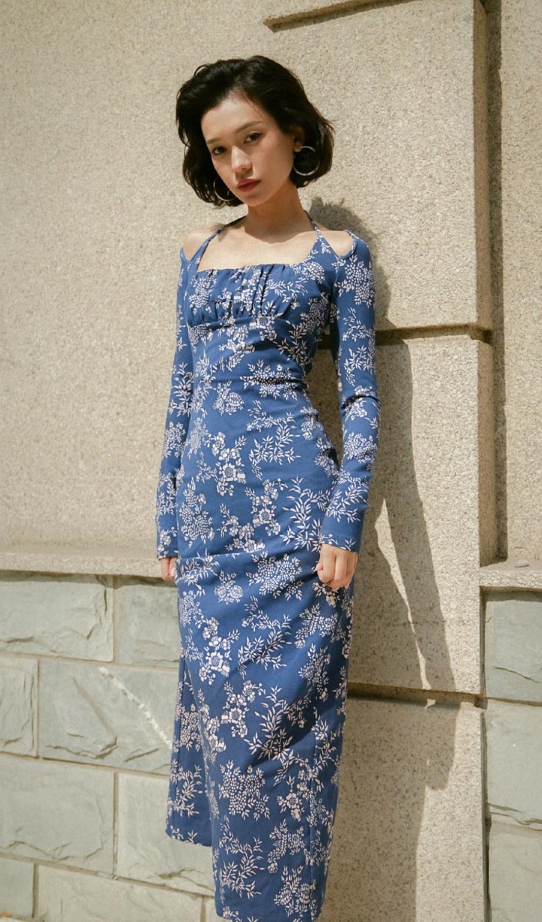 Geblümtes Midikleid mit schmalem Schlitz 