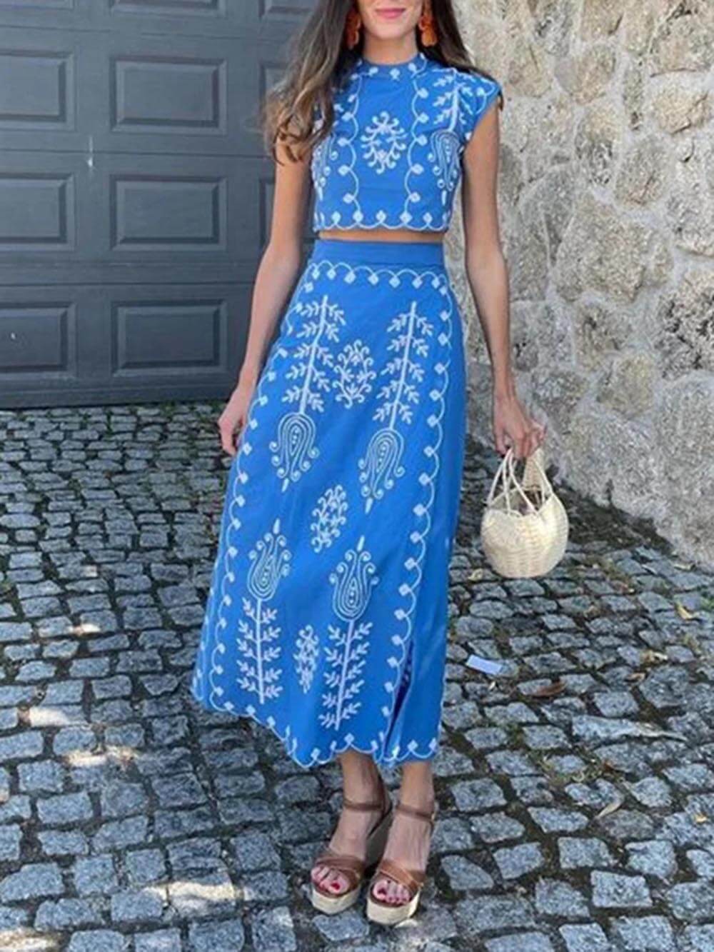 Set aus bauchfreiem Top mit Ethno-Muster und Midirock mit elastischem Schal