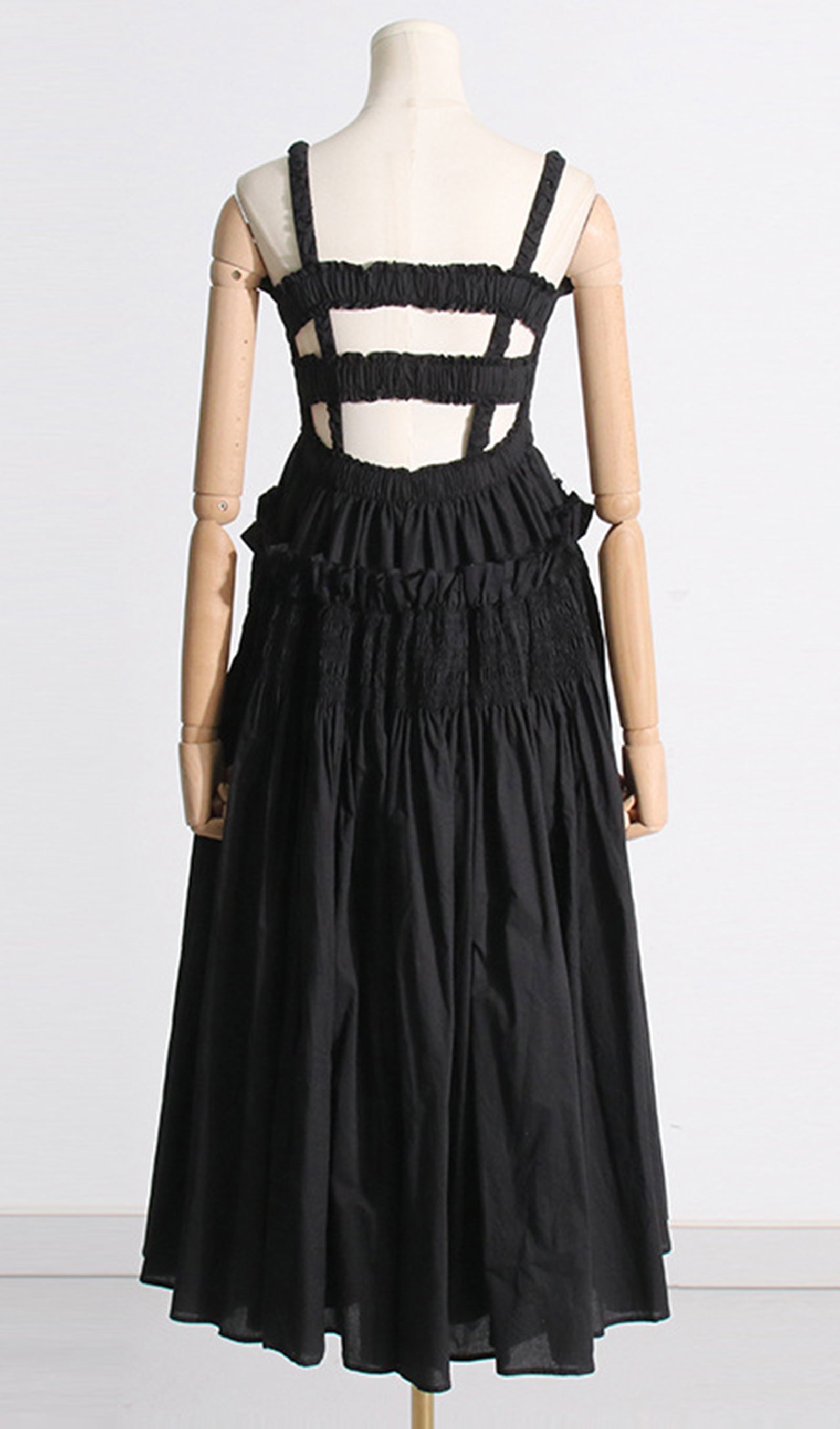 Plissiertes, tailliertes Maxikleid mit ausgestelltem Rock