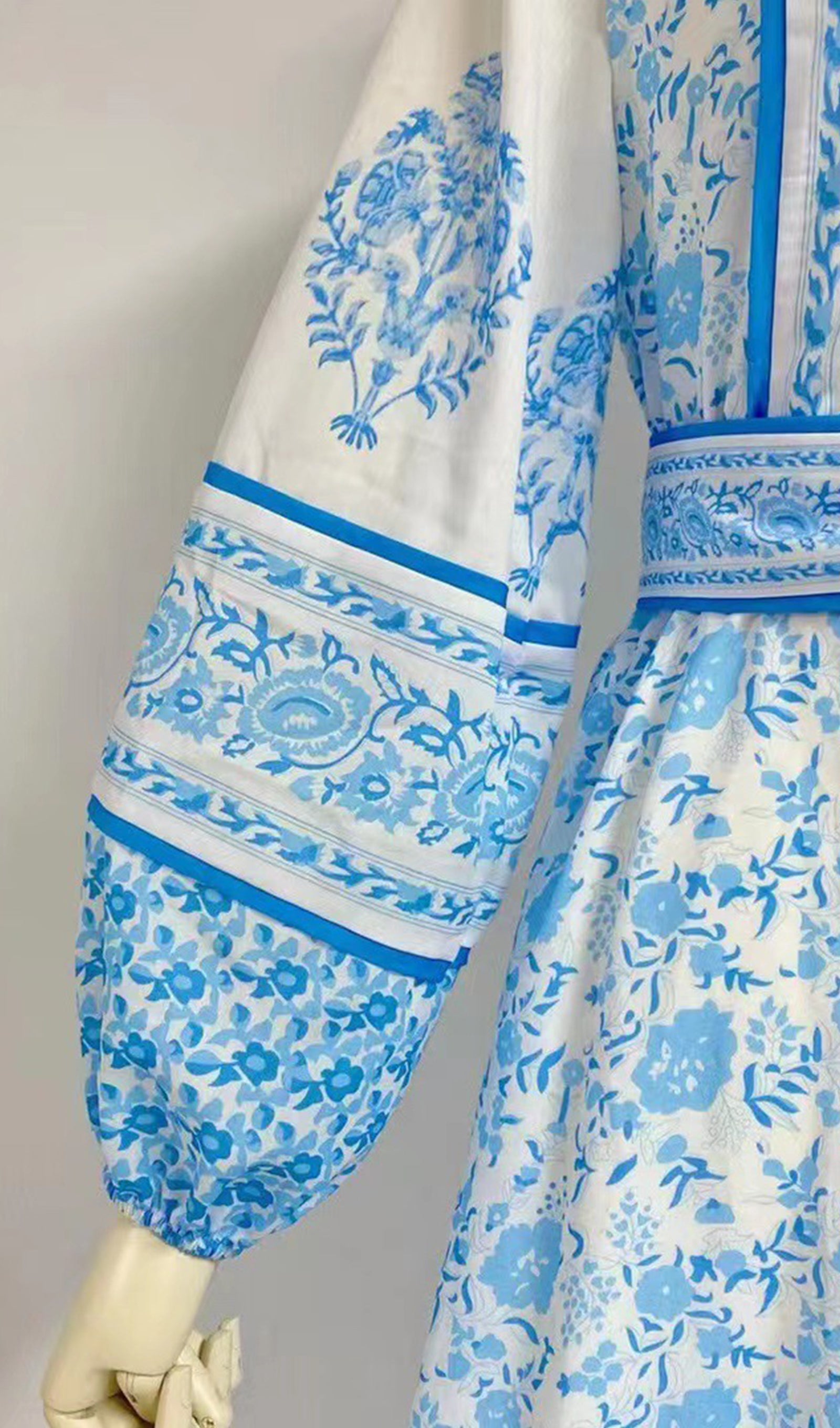 Midikleid mit Blumenmuster, Puffärmeln, tailliert und ausgestelltem Schnitt