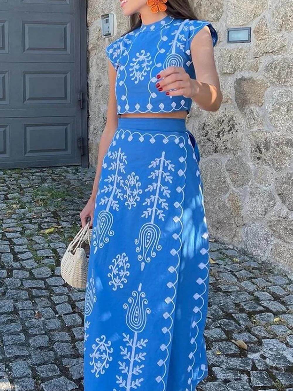 Set aus bauchfreiem Top mit Ethno-Muster und Midirock mit elastischem Schal