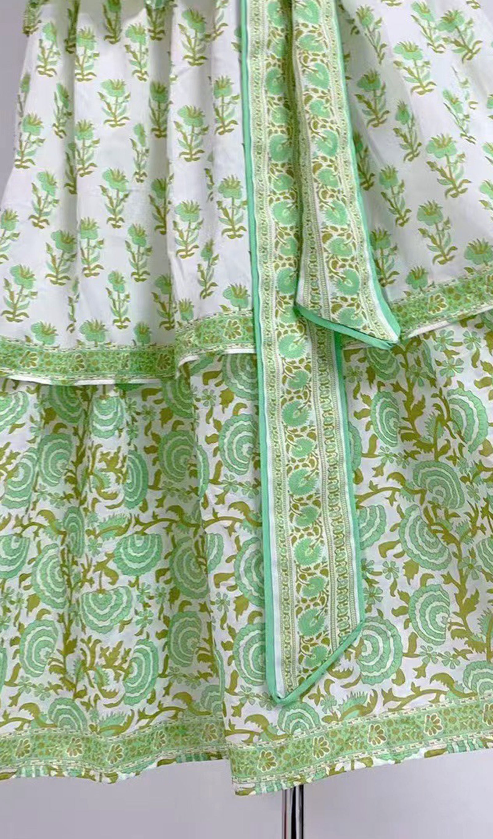 Çiçekli Puf Kollu Fit ve Flare Midi Elbise