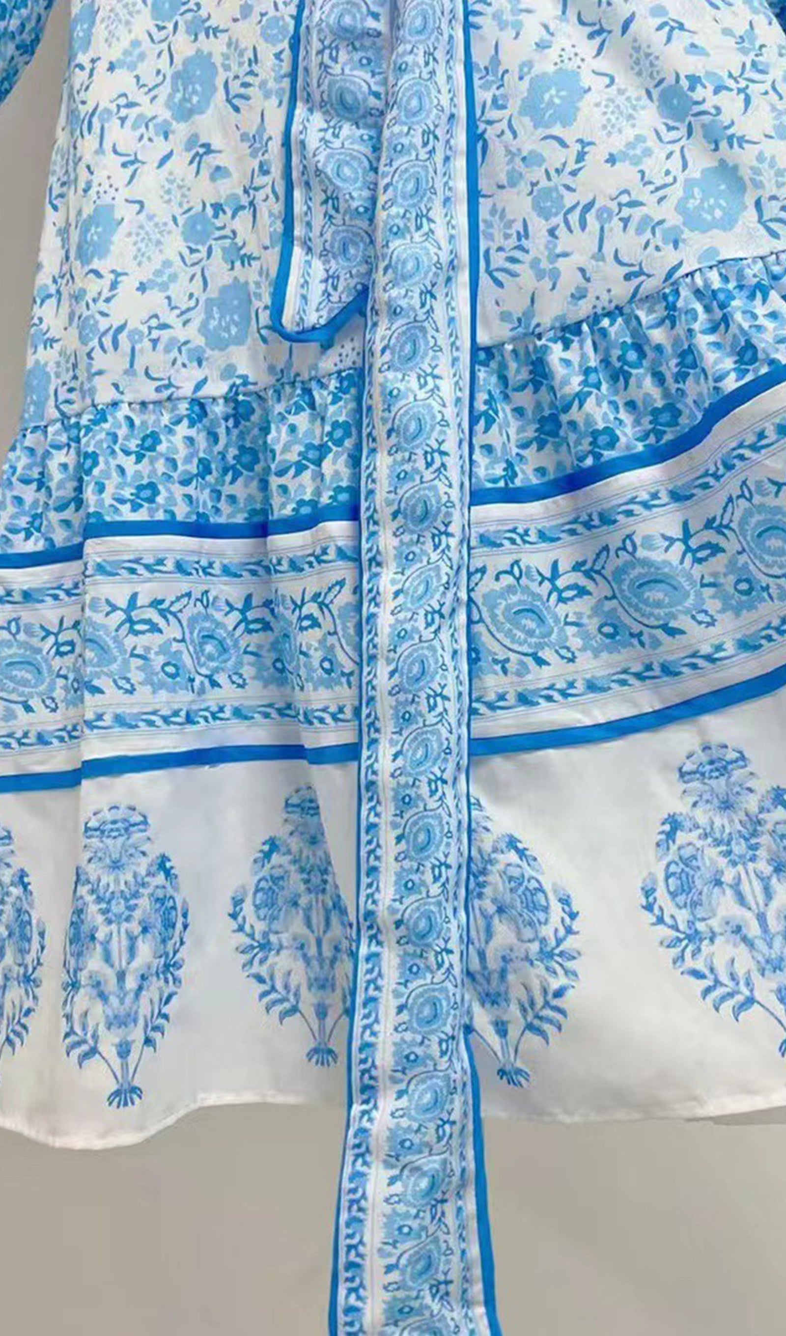 Midikleid mit Blumenmuster, Puffärmeln, tailliert und ausgestelltem Schnitt