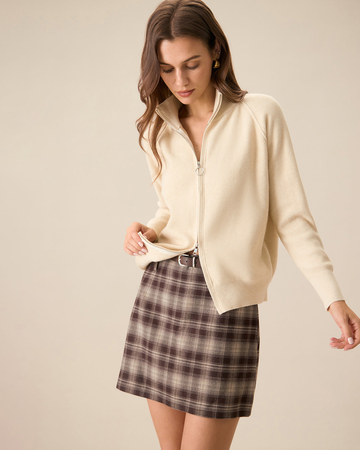 Beigefarbene, gerippte Strickjacke mit Reißverschluss