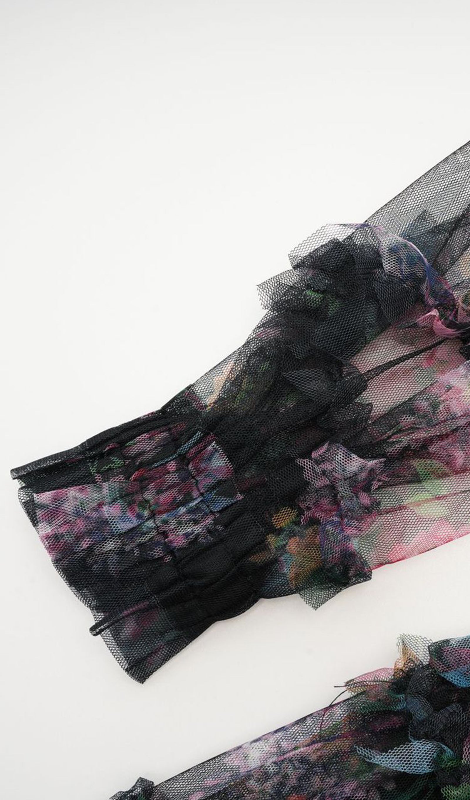 Langärmeliges, geblümtes, gestricktes Rüschen-Midikleid