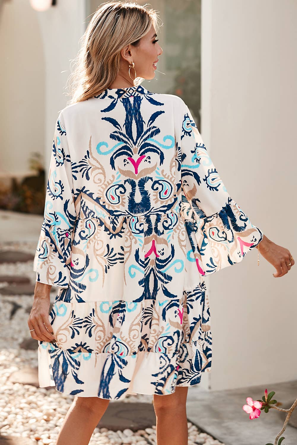 Nadia Minikleid mit ethnischem Muster, Knöpfen und weitem Ausschnitt