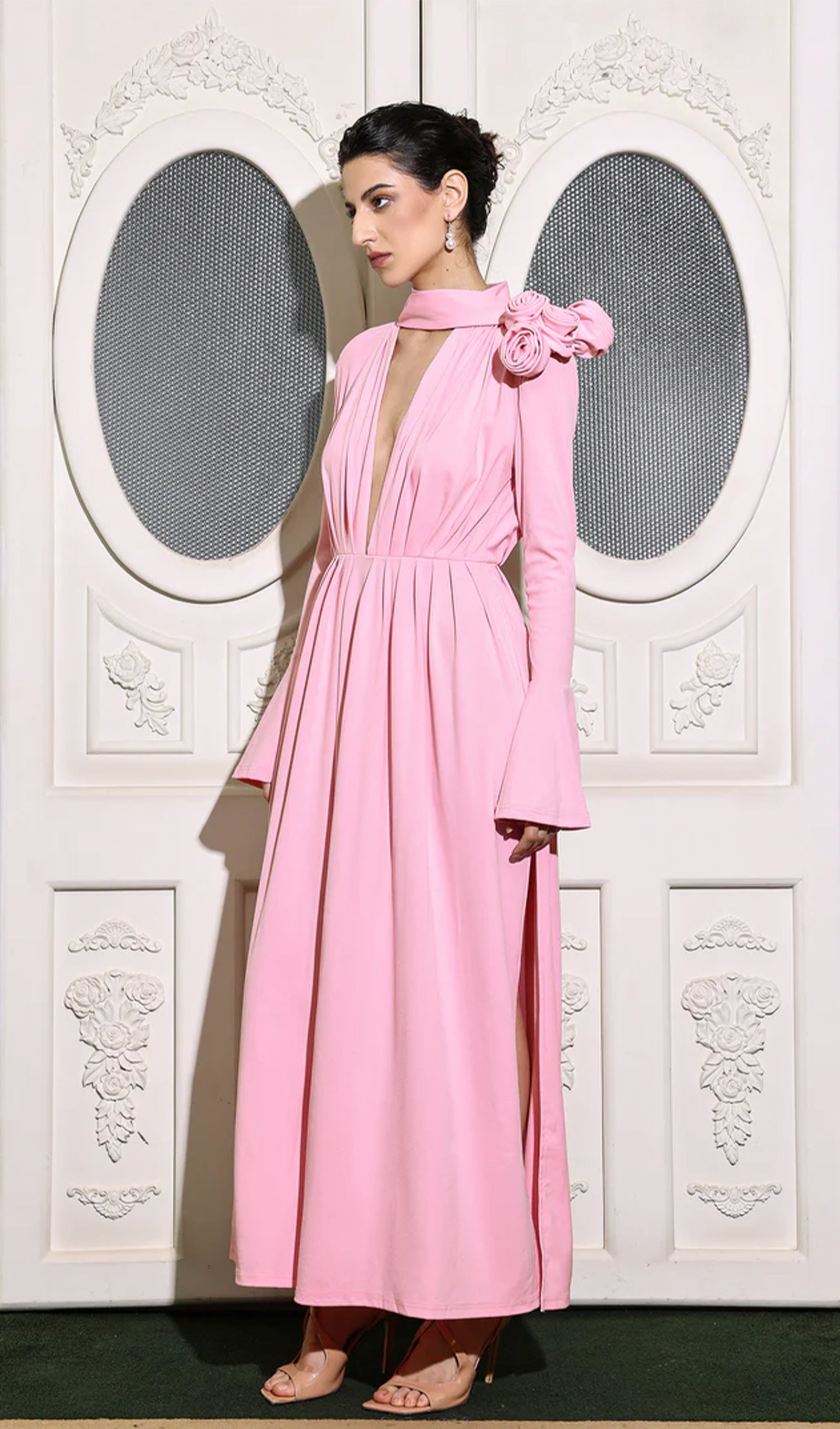 Geblümtes Maxikleid mit V-Ausschnitt, Falten und Schlitz – Rosa 