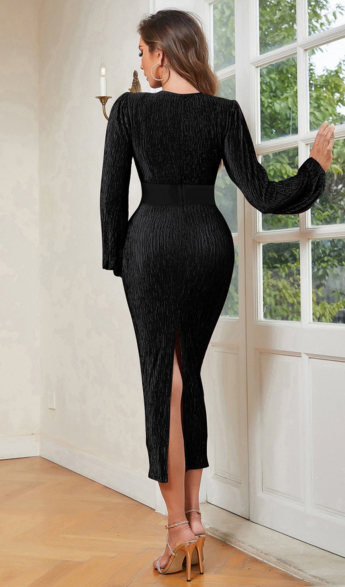 Schwarzes, figurbetontes Midikleid mit V-Ausschnitt