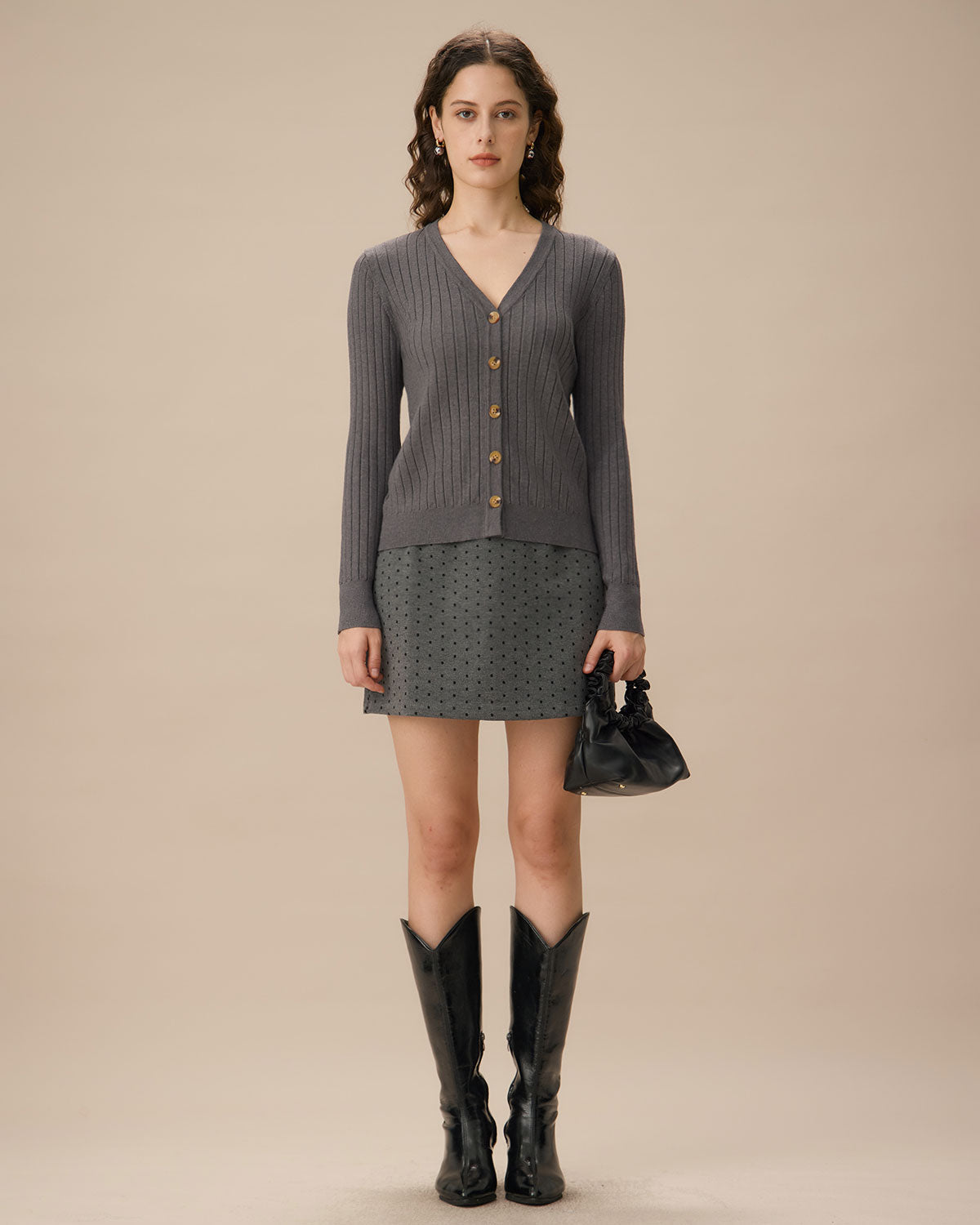 Graue Strickjacke mit V-Ausschnitt und einem Knopf