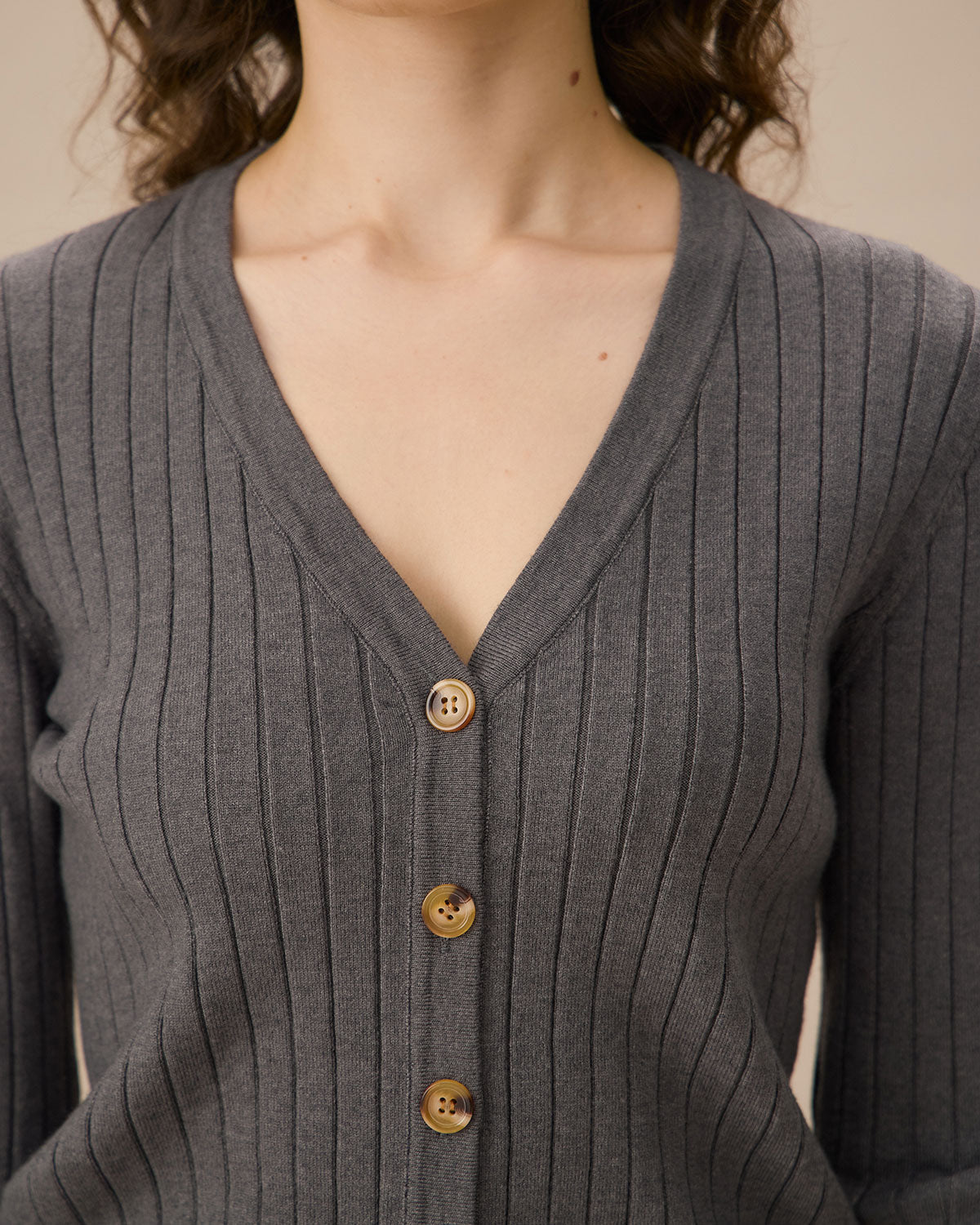 Graue Strickjacke mit V-Ausschnitt und einem Knopf