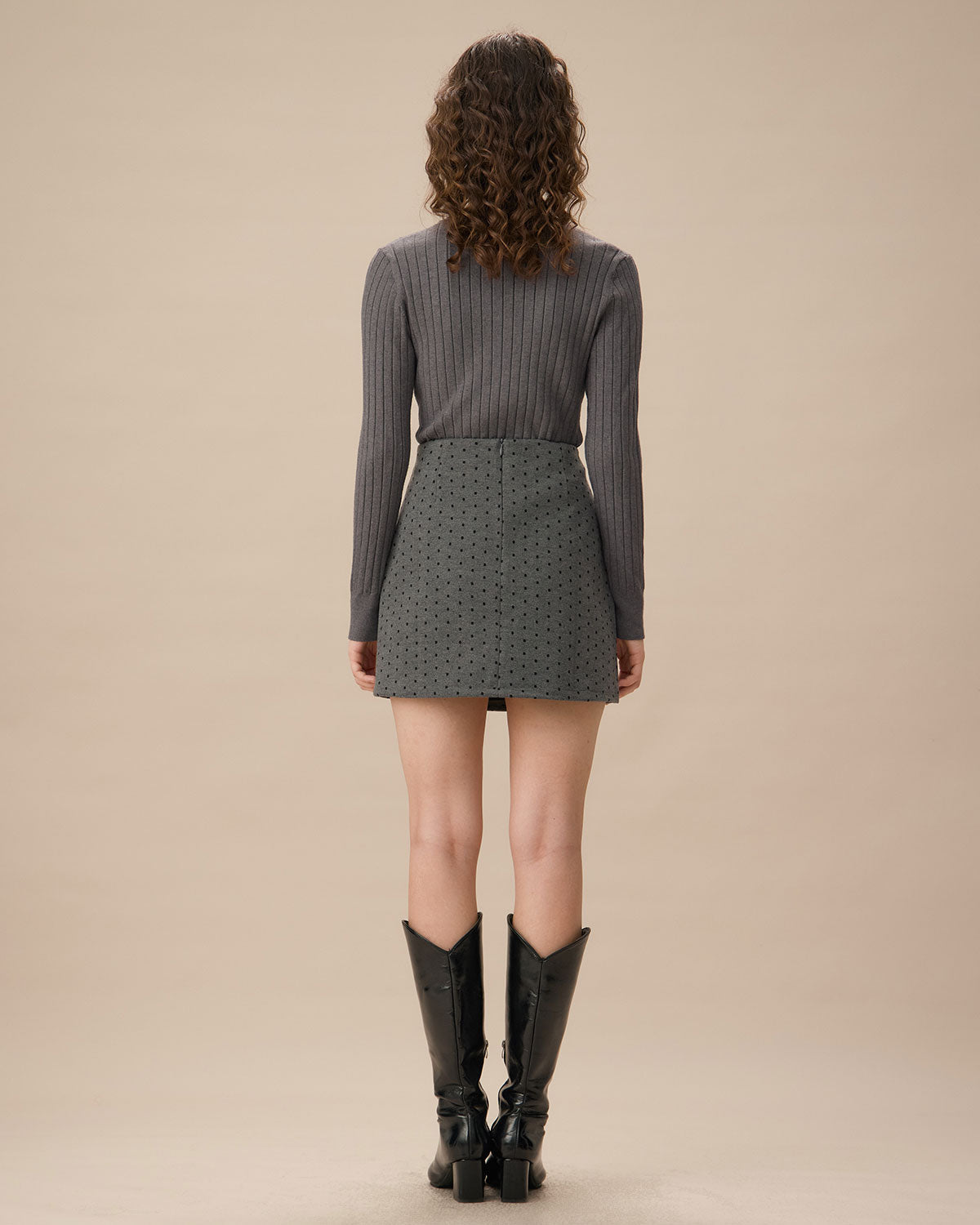 Graue Strickjacke mit V-Ausschnitt und einem Knopf