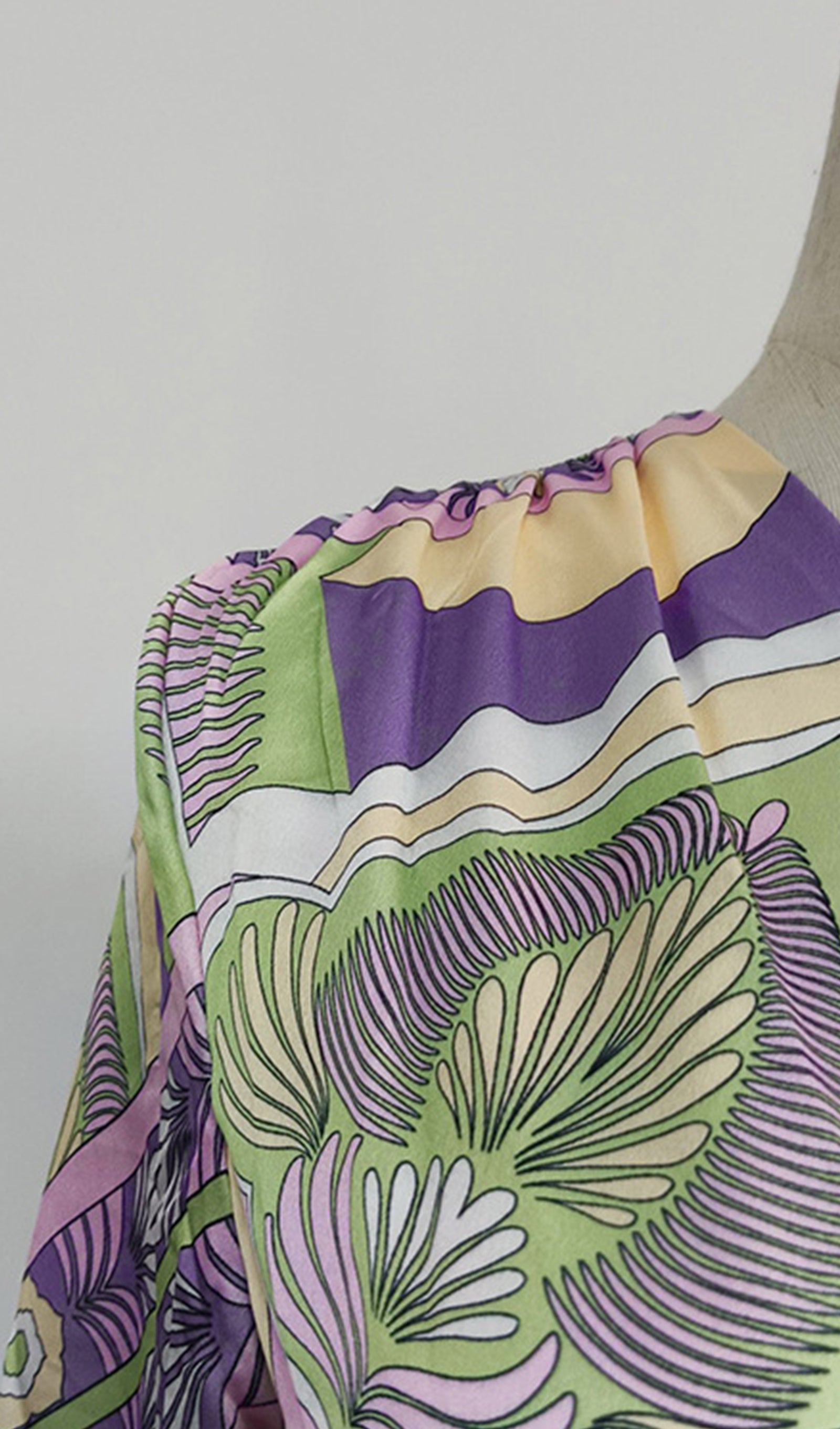 Langärmeliges Boho-Minikleid mit Blumenmuster und V-Ausschnitt