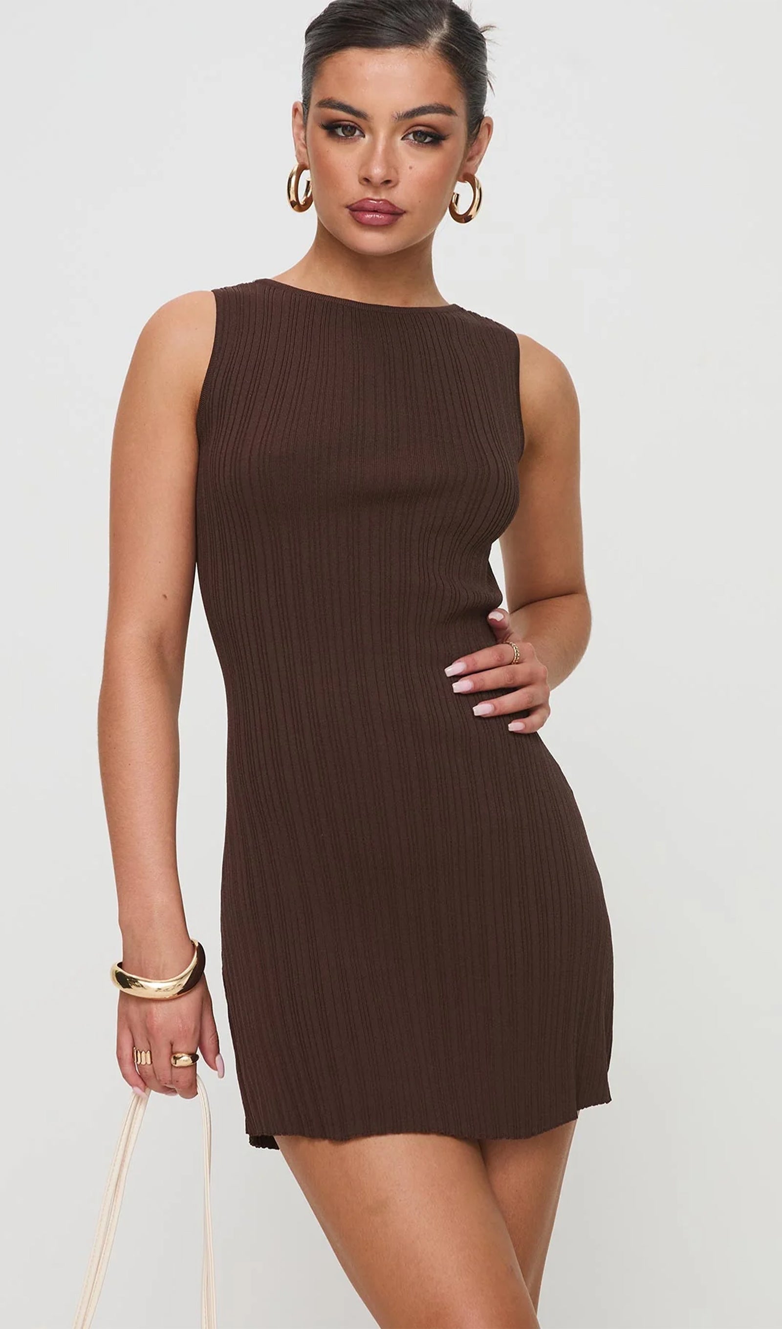 Mikes rückenfreies Minikleid in Braun 