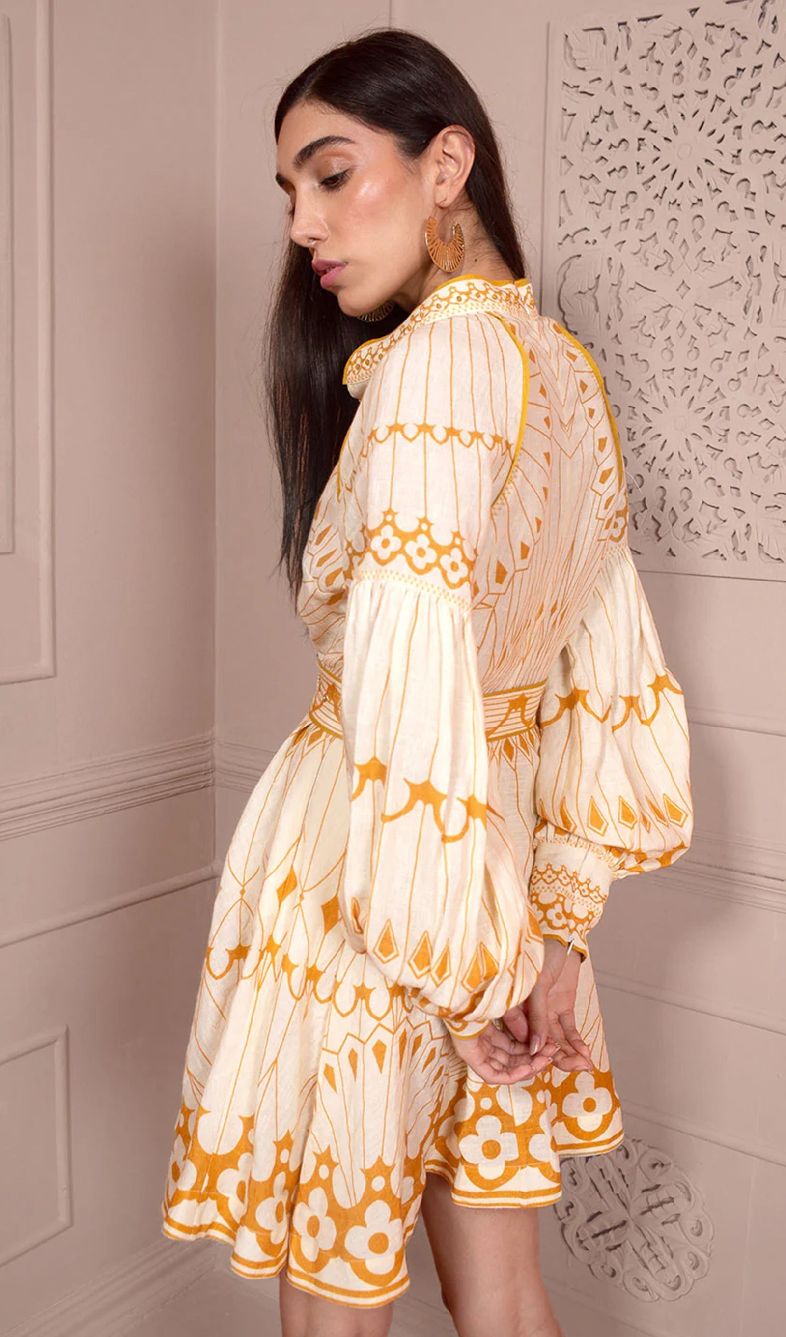 Minikleid mit Blumenmuster, hohem Kragen und Gürtel, mit Gürtel