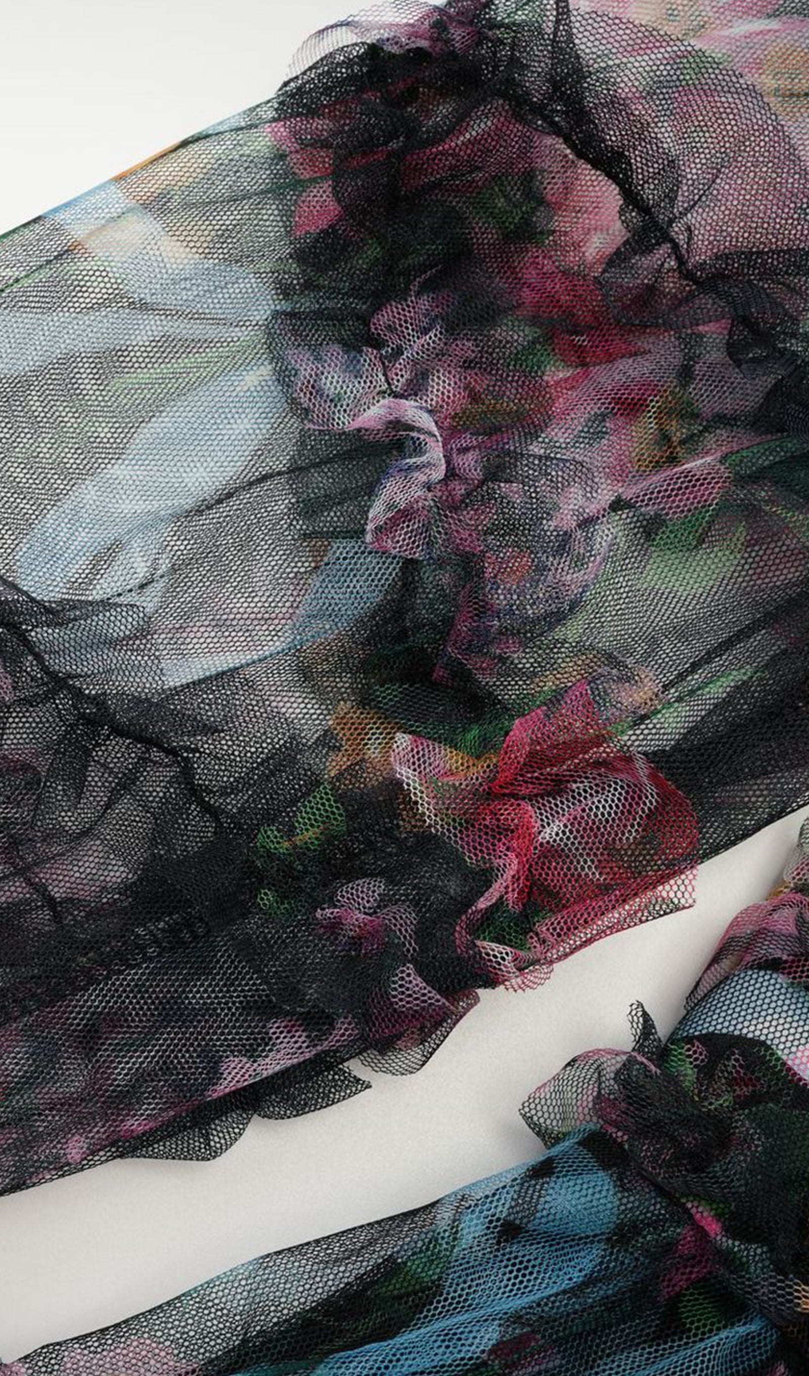 Langärmeliges, geblümtes, gestricktes Rüschen-Midikleid