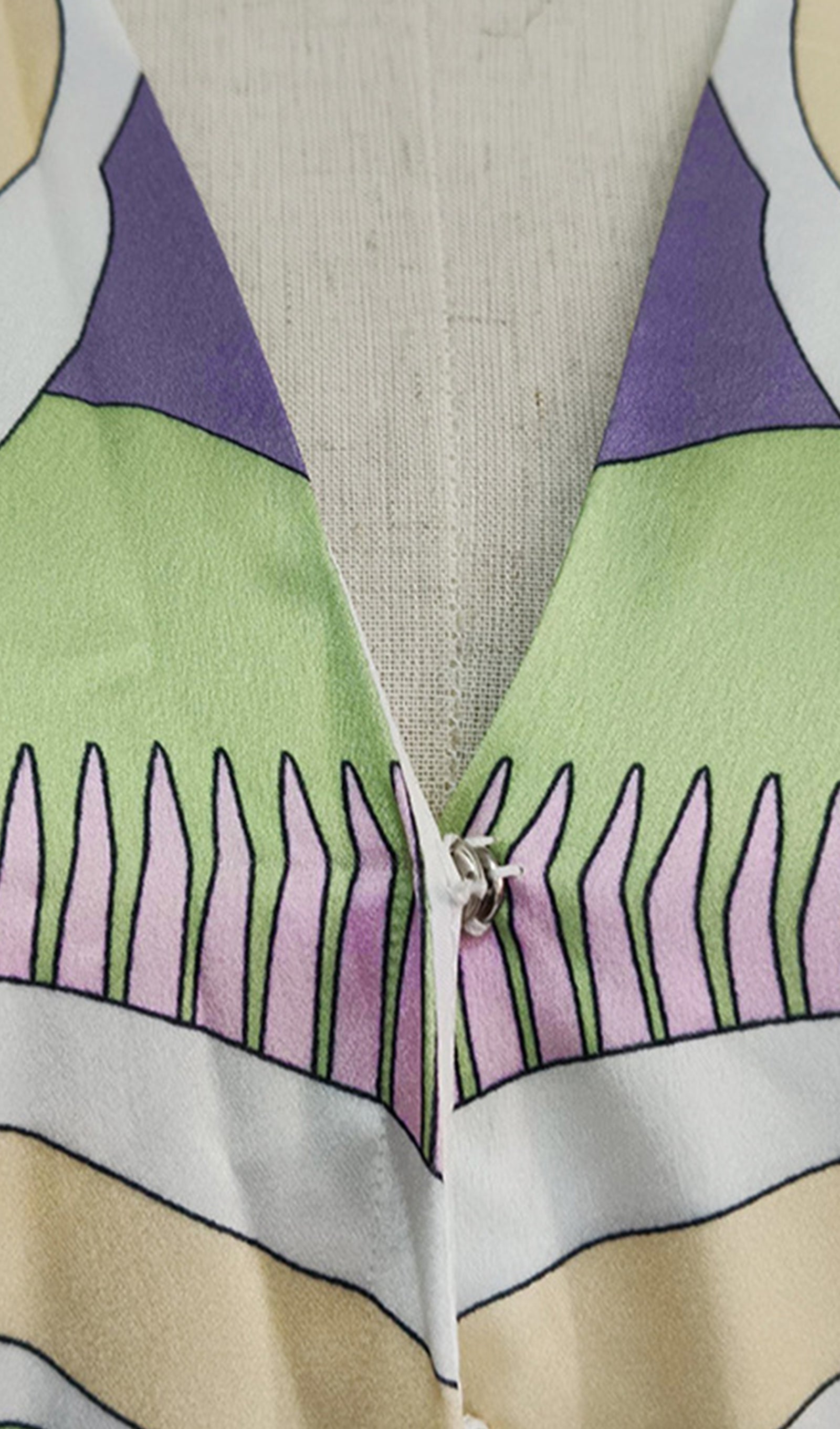 Langärmeliges Boho-Minikleid mit Blumenmuster und V-Ausschnitt