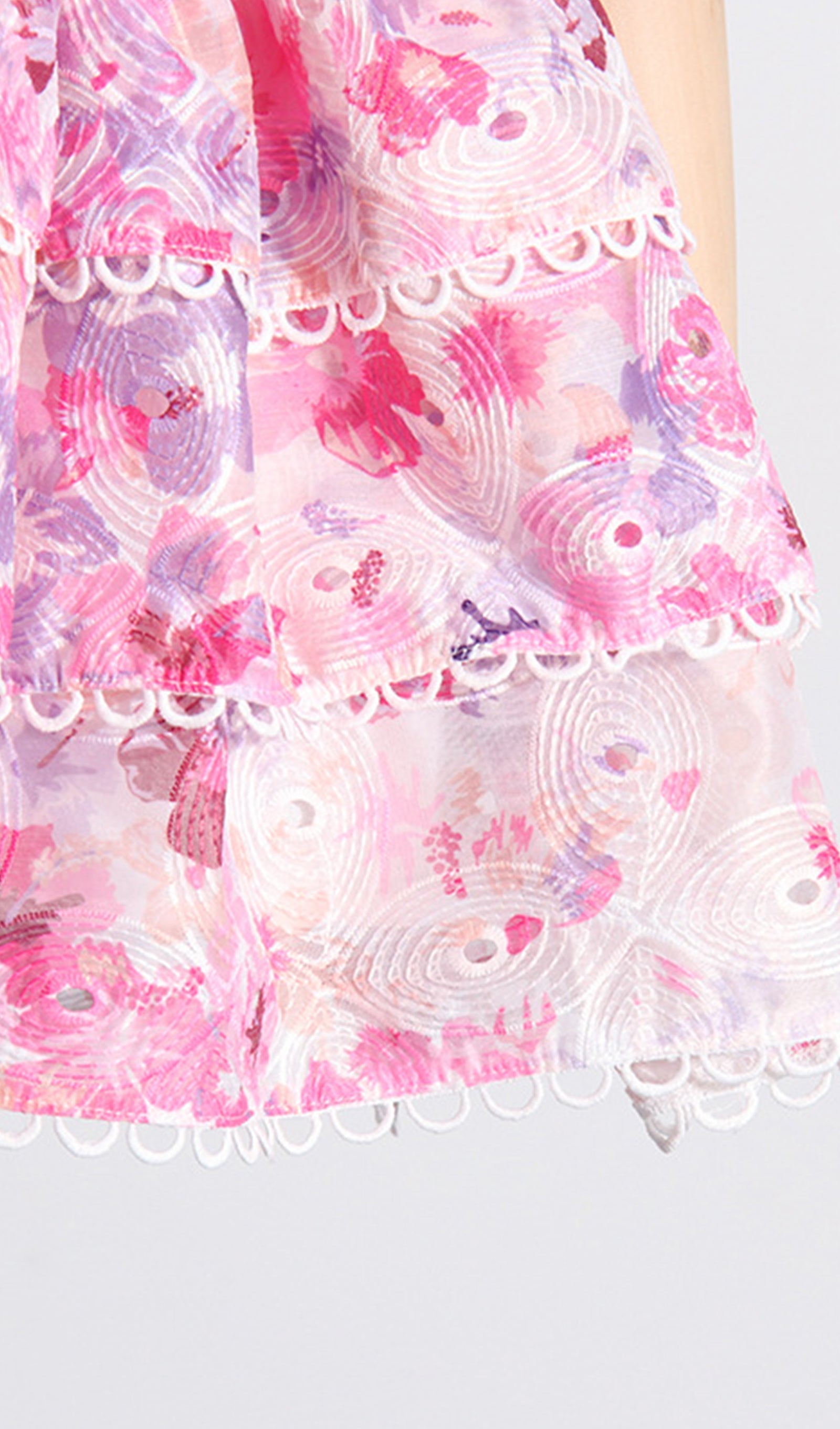 Geblümtes, gerüschtes, trägerloses Minikleid