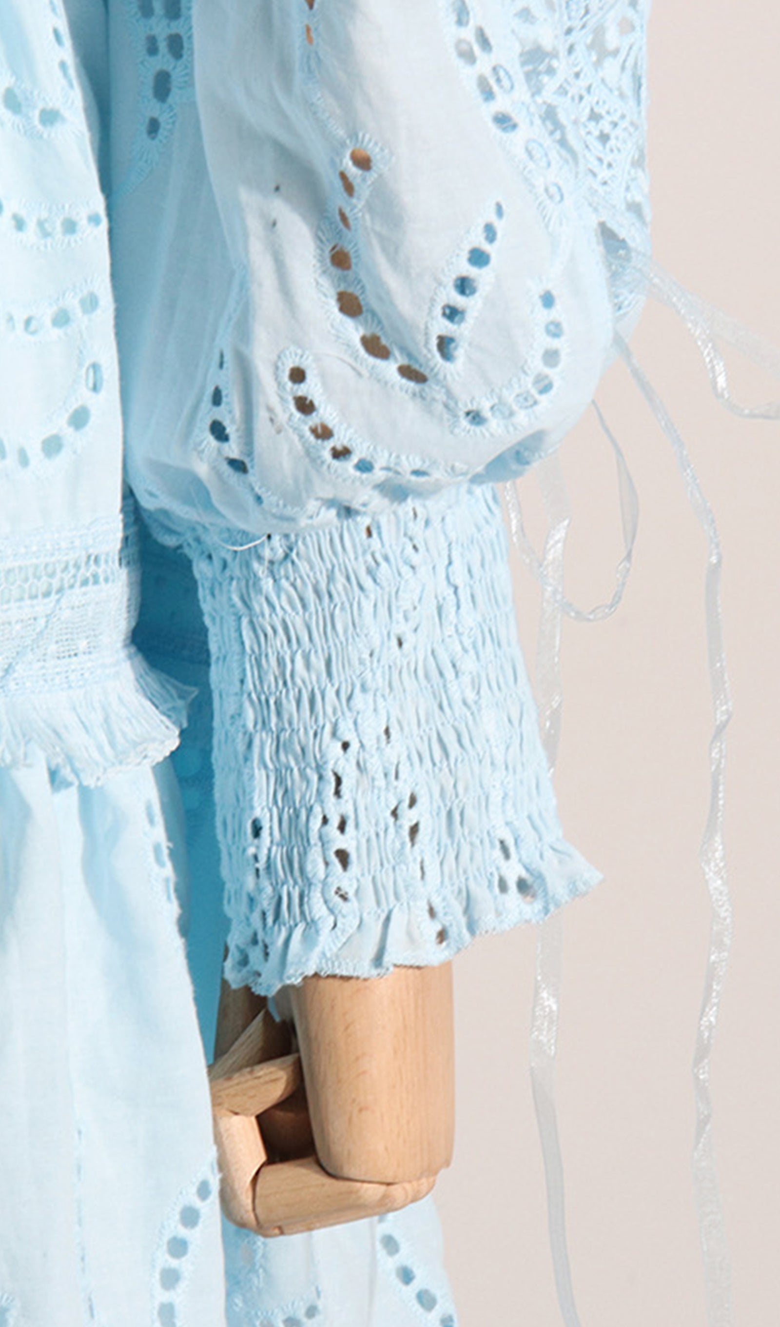 Schulterfreies, hochtailliertes Minikleid