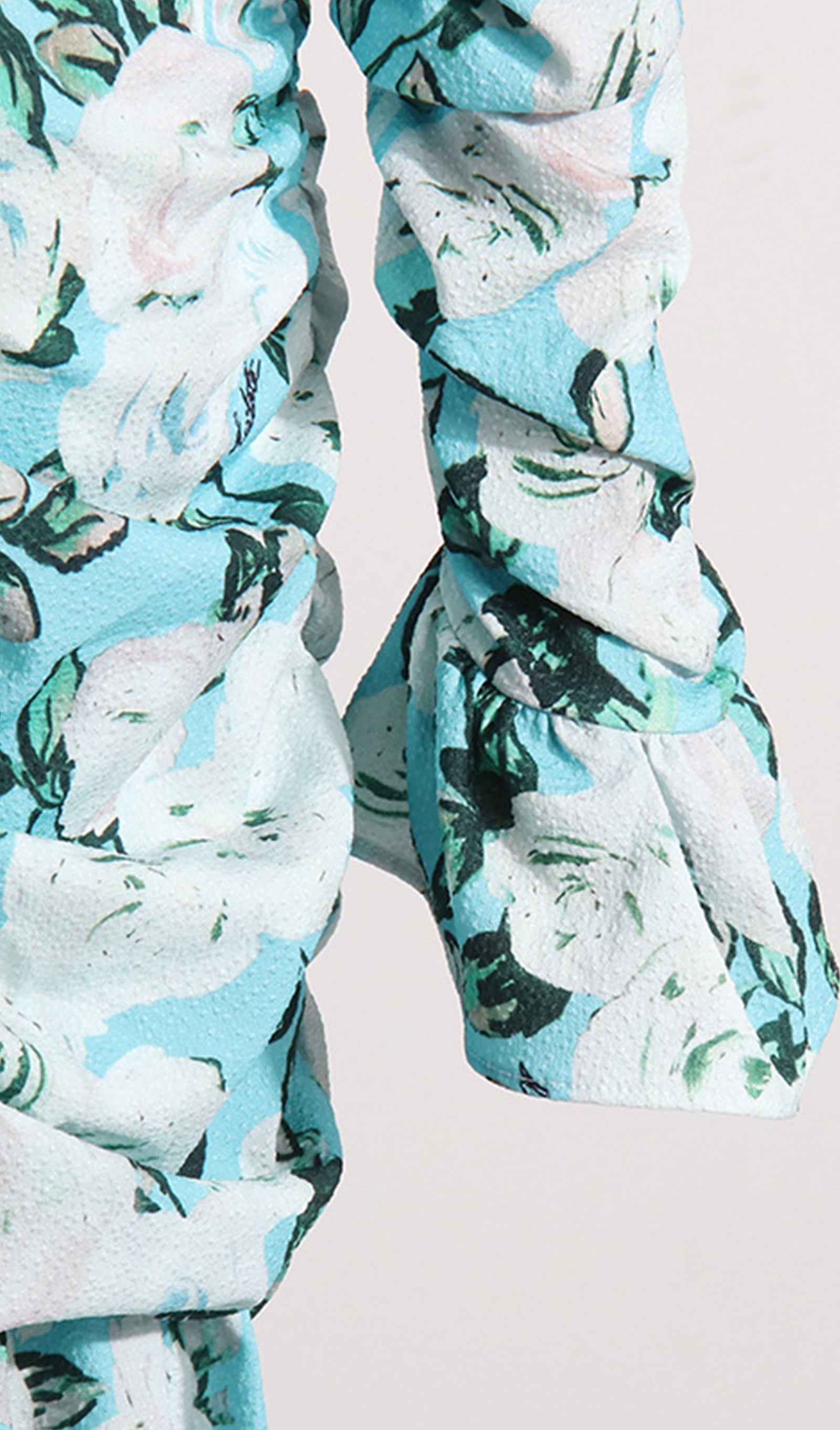 Langärmeliges, geblümtes, gerüschtes, figurbetontes Minikleid
