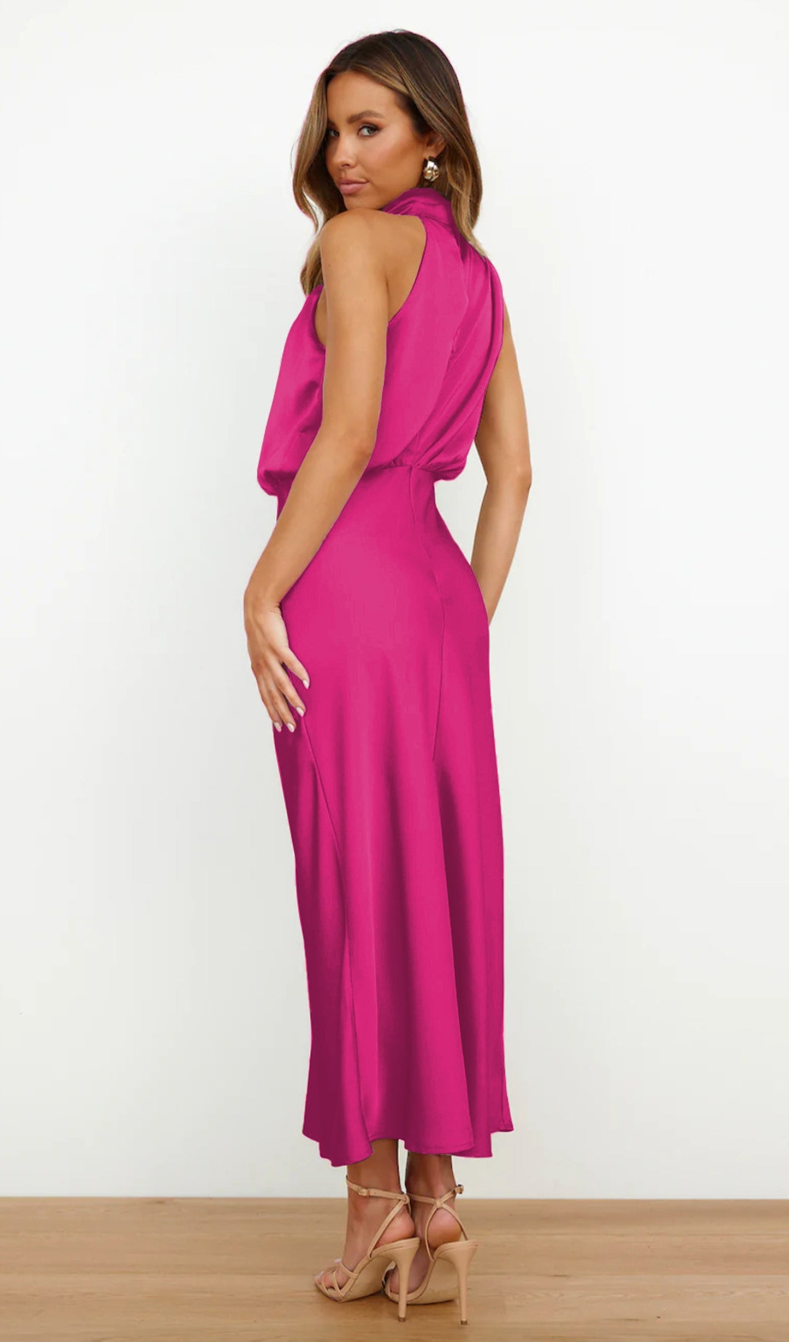 Asymmetrisches Satin-Midikleid in Rosenrot 