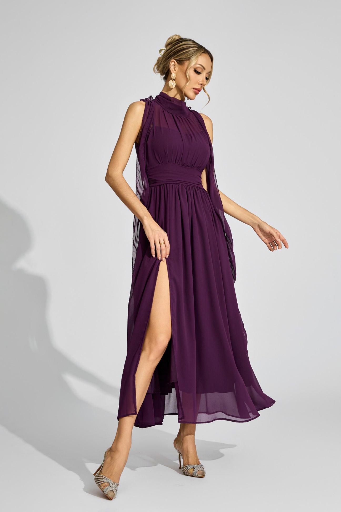 Violette Maxikleid mit hohem Kragen und Drapierung 