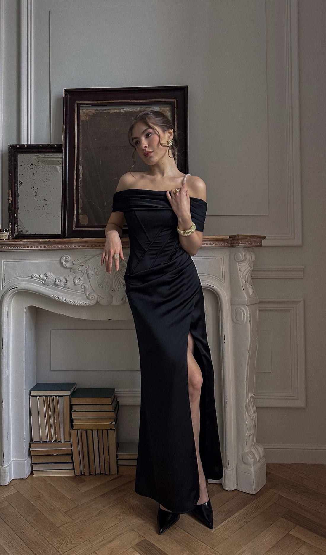 Satin-Maxikleid mit schulterfreiem Ausschnitt und diagonalem Perlenbesatz 