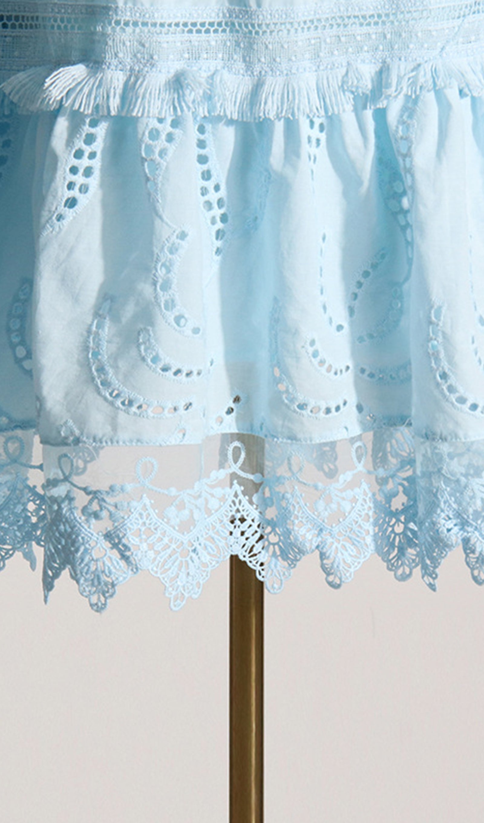 Schulterfreies, hochtailliertes Minikleid