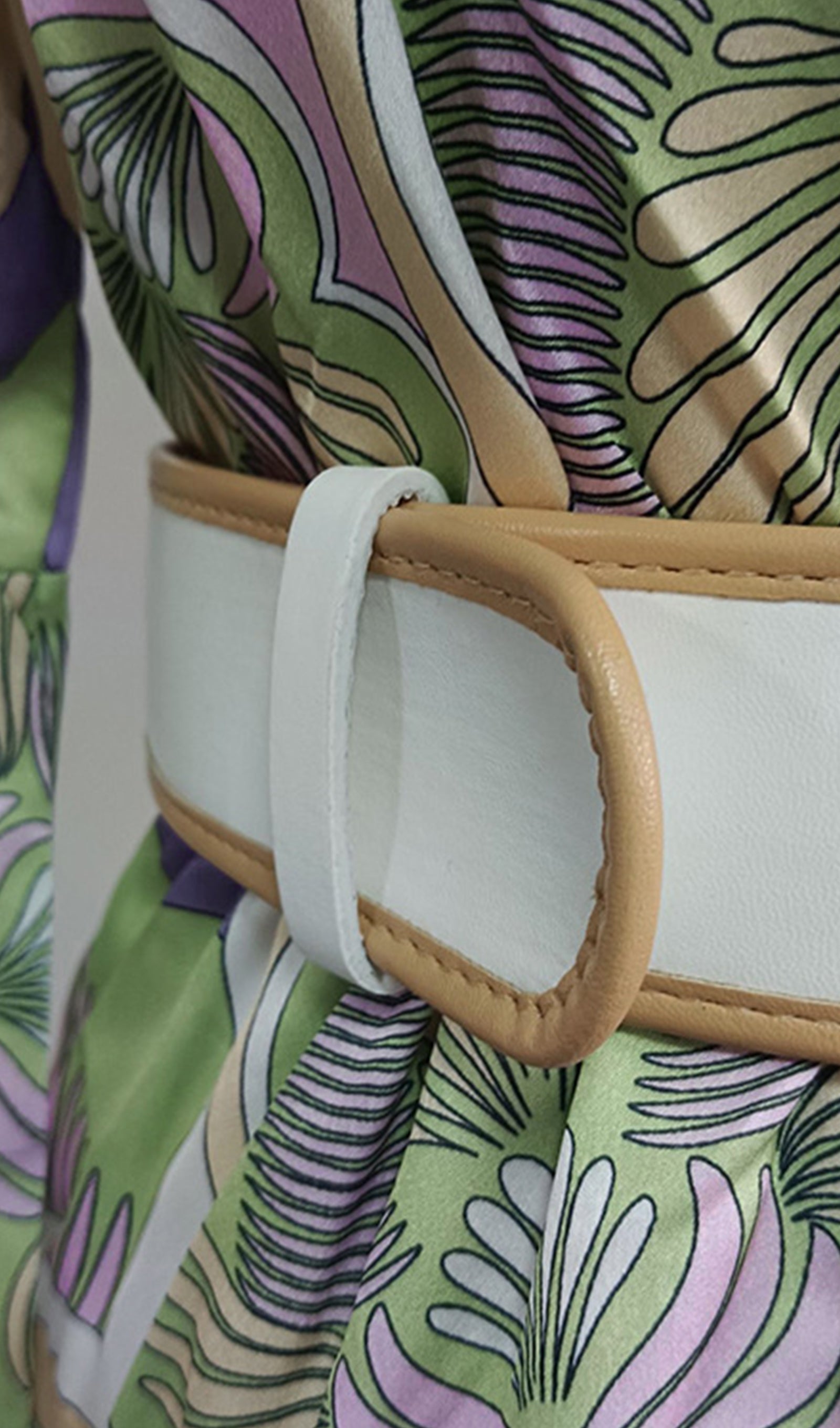 Langärmeliges Boho-Minikleid mit Blumenmuster und V-Ausschnitt