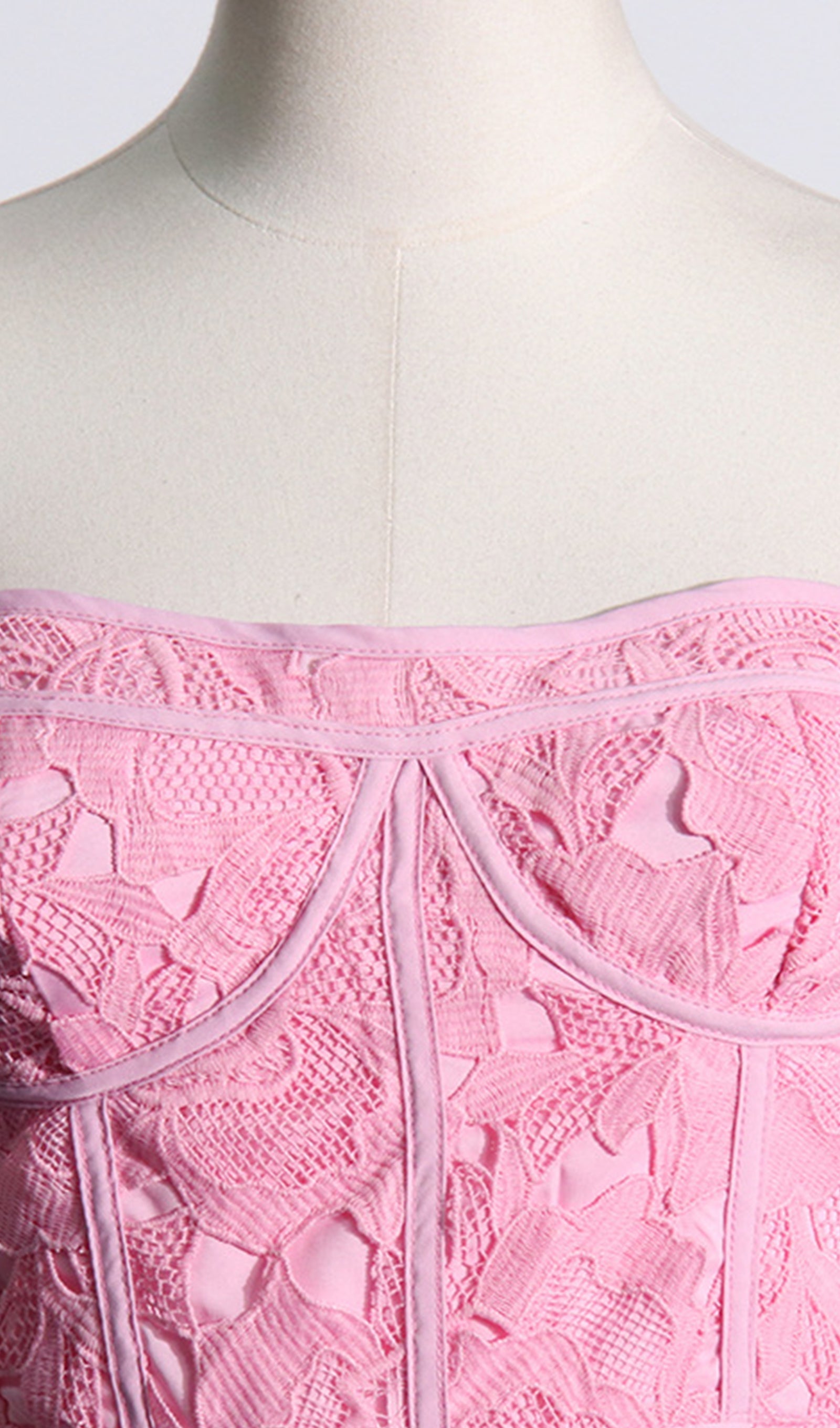 Gehäkeltes, trägerloses Midi-Bandeau-Kleid mit Lochmuster