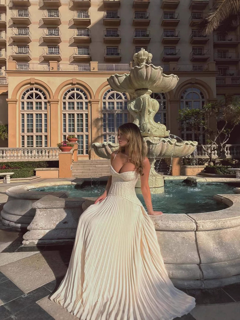 Elegantes, plissiertes, trägerloses Maxikleid