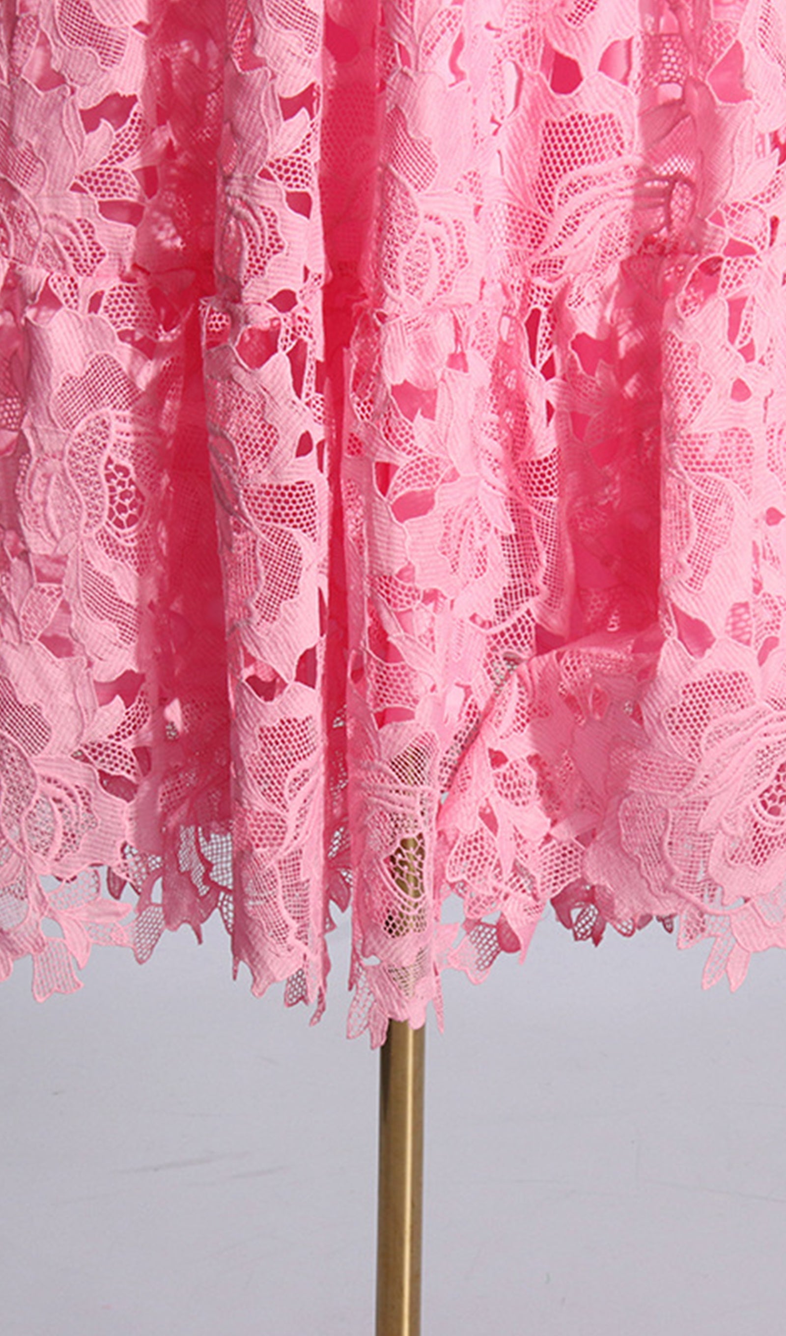 Gehäkeltes, trägerloses Midi-Bandeau-Kleid mit Lochmuster