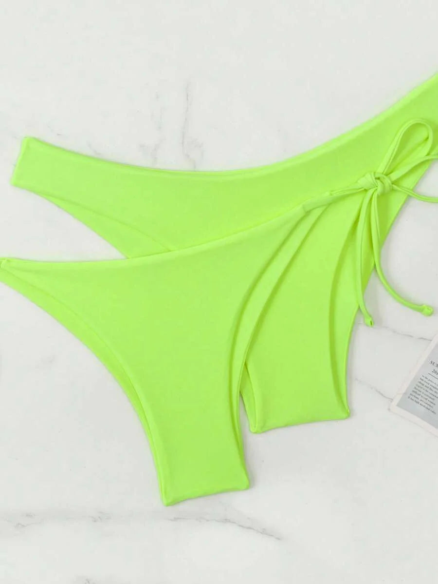 3 Parça Halter Üst + Üçgen Alt + Bağcıklı Şort Bikini Takımı