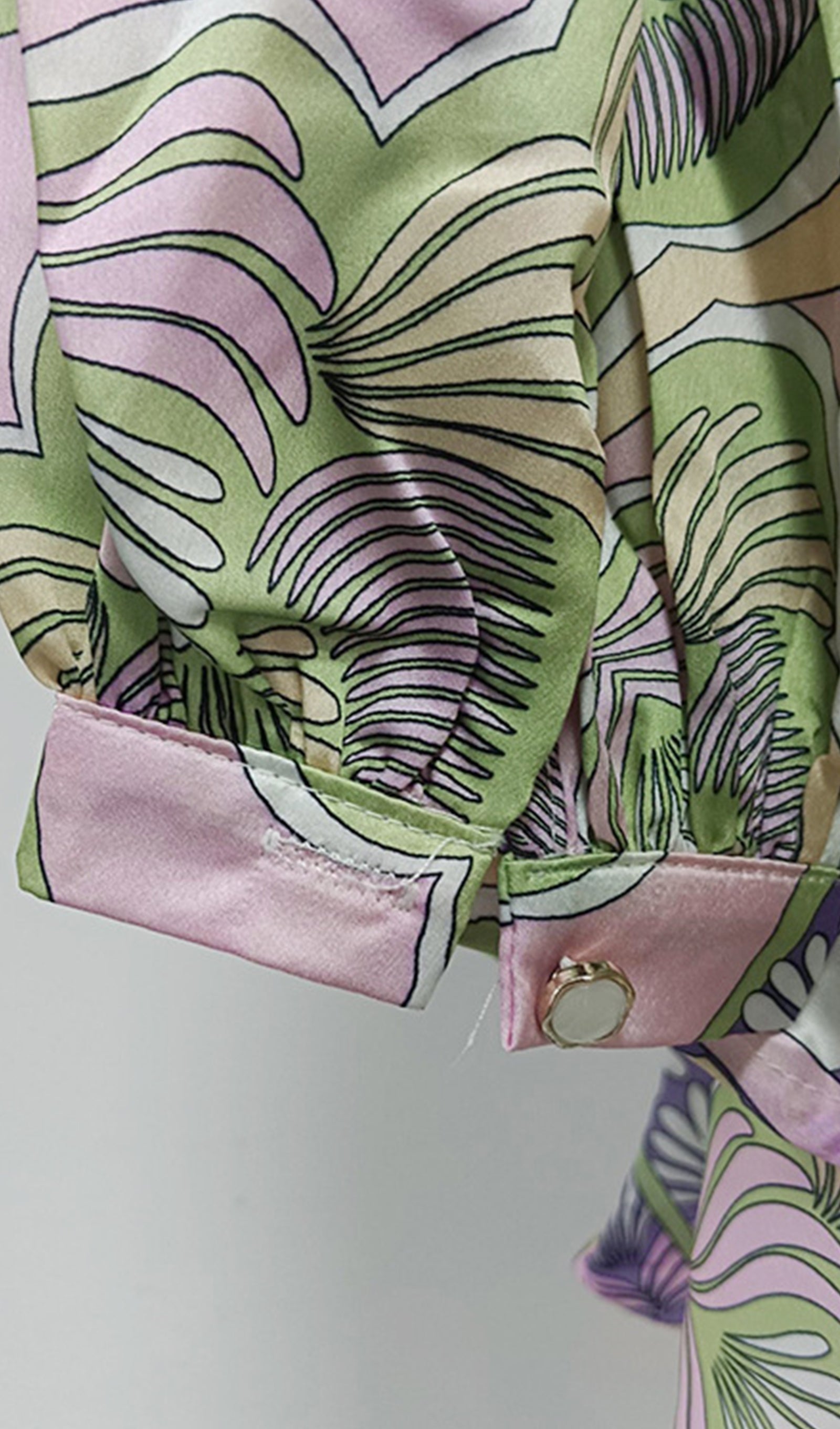 Langärmeliges Boho-Minikleid mit Blumenmuster und V-Ausschnitt