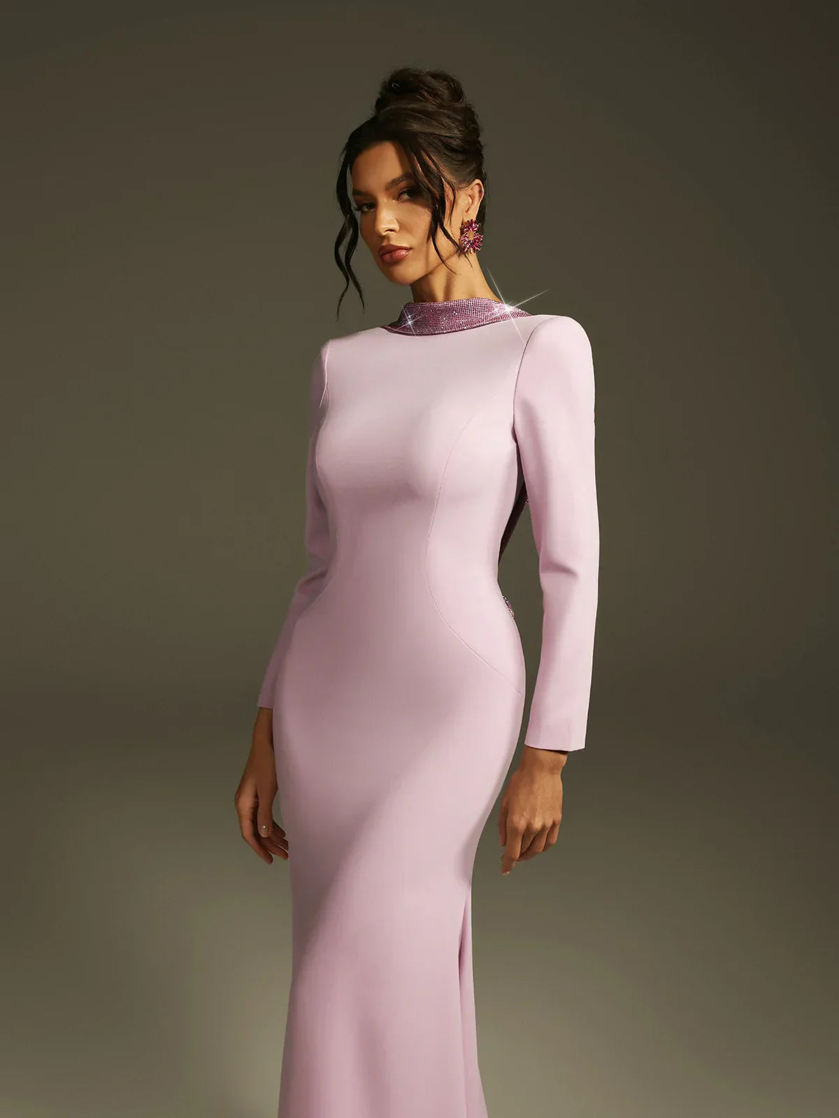 Fliederfarbenes, rückenfreies Maxikleid mit Kristallrosen