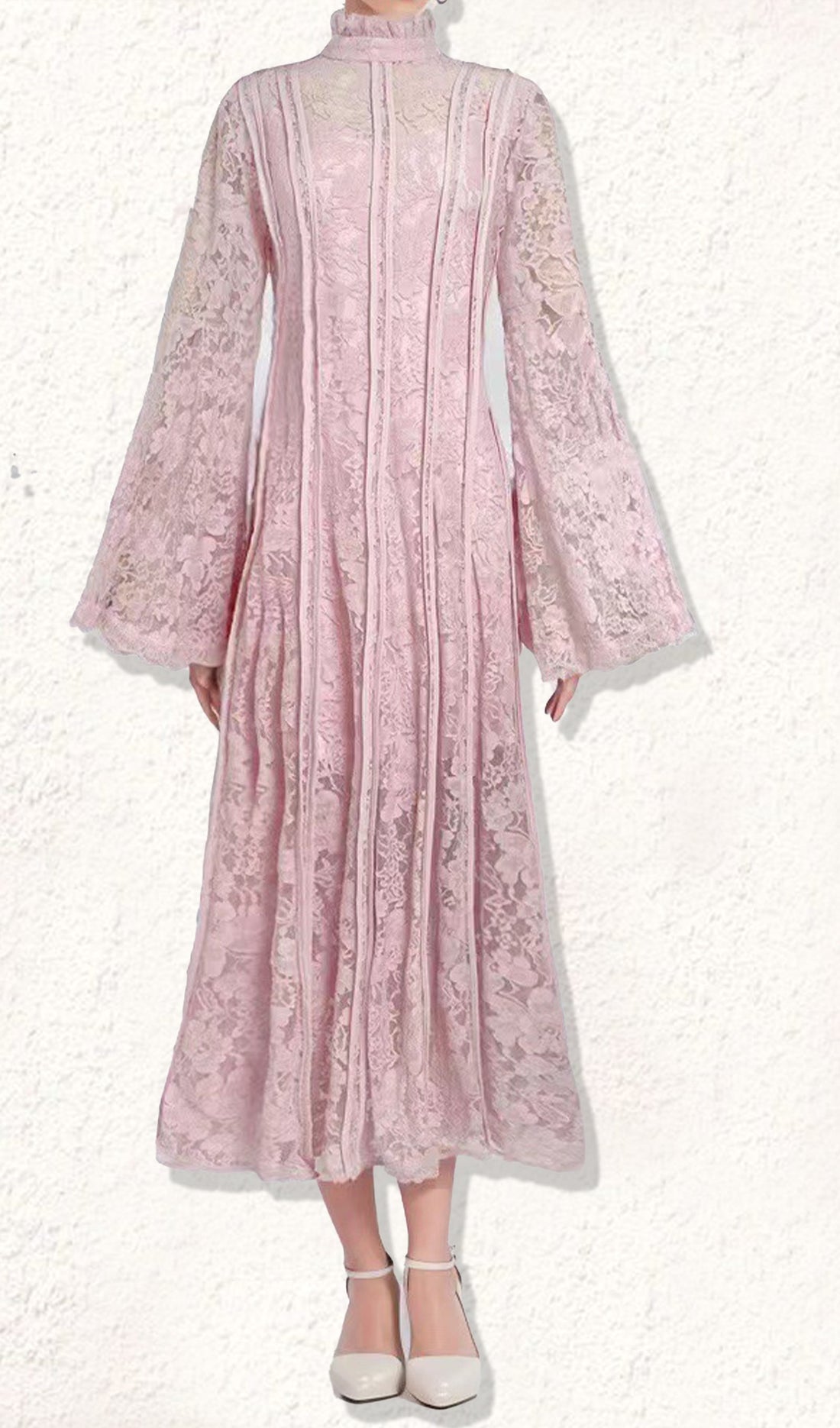 Weißes Maxikleid aus Spitze mit Korsett und Glockenärmeln