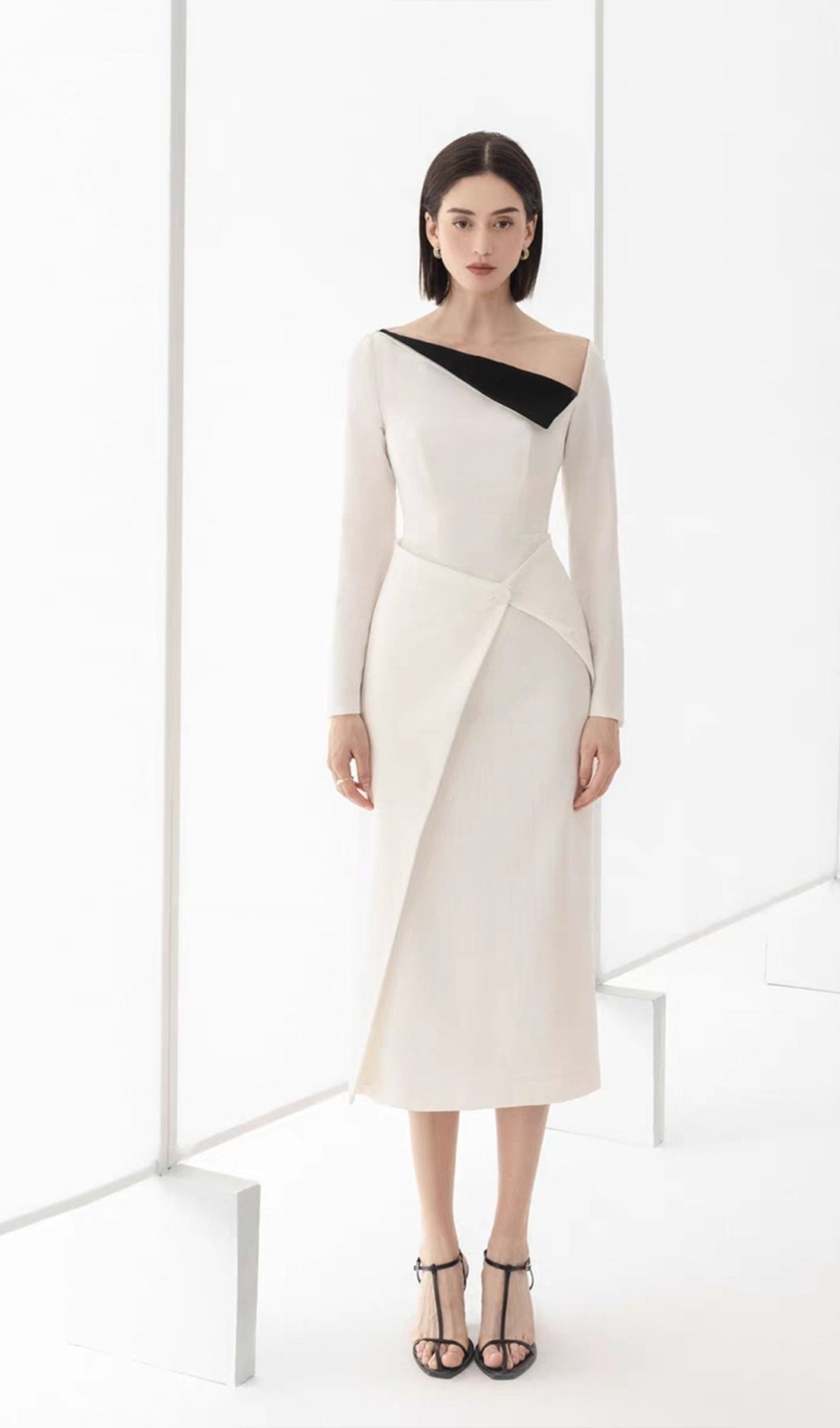 Midikleid mit diagonalem Ausschnitt und gekreuztem Schlitz