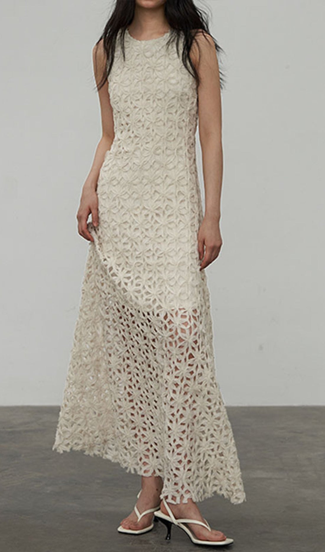 Ärmelloses, strukturiertes Midikleid mit Cut-Outs 