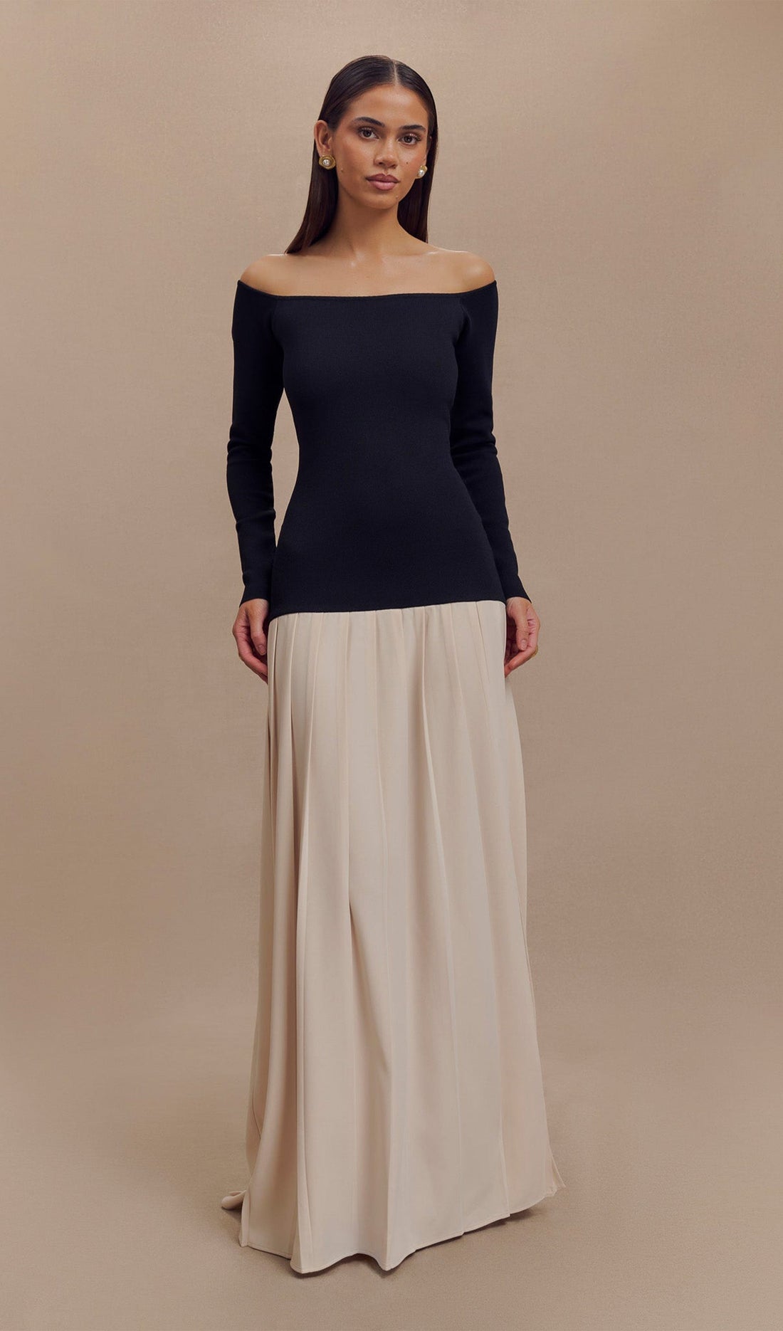 Maxikleid aus kontrastfarbenem Strick mit schulterfreiem Ausschnitt 